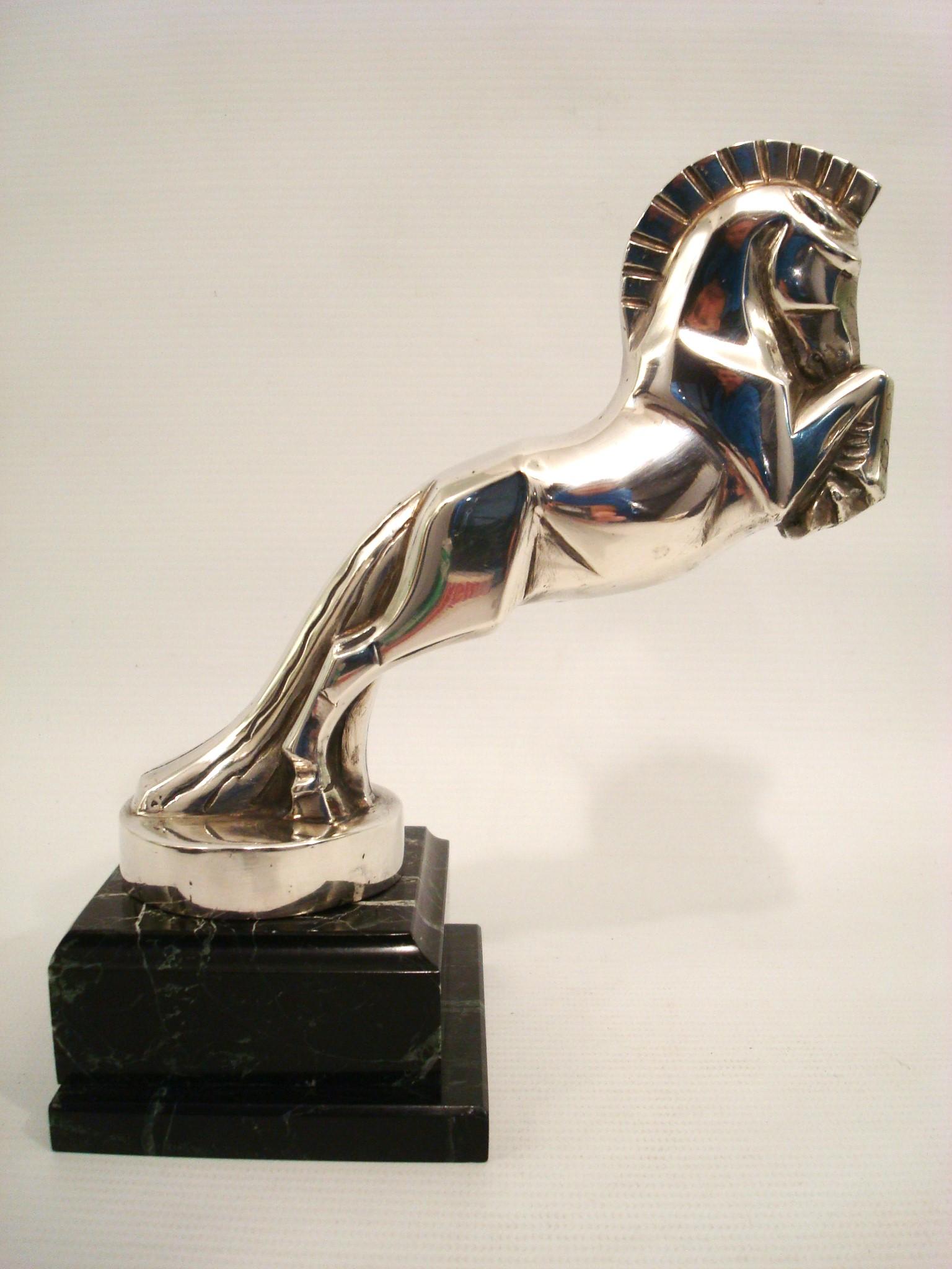 Adorno para la capucha de la mascota de un coche de caballos de Jacques Cartier. Francés, hacia 1920 Art Decó en venta