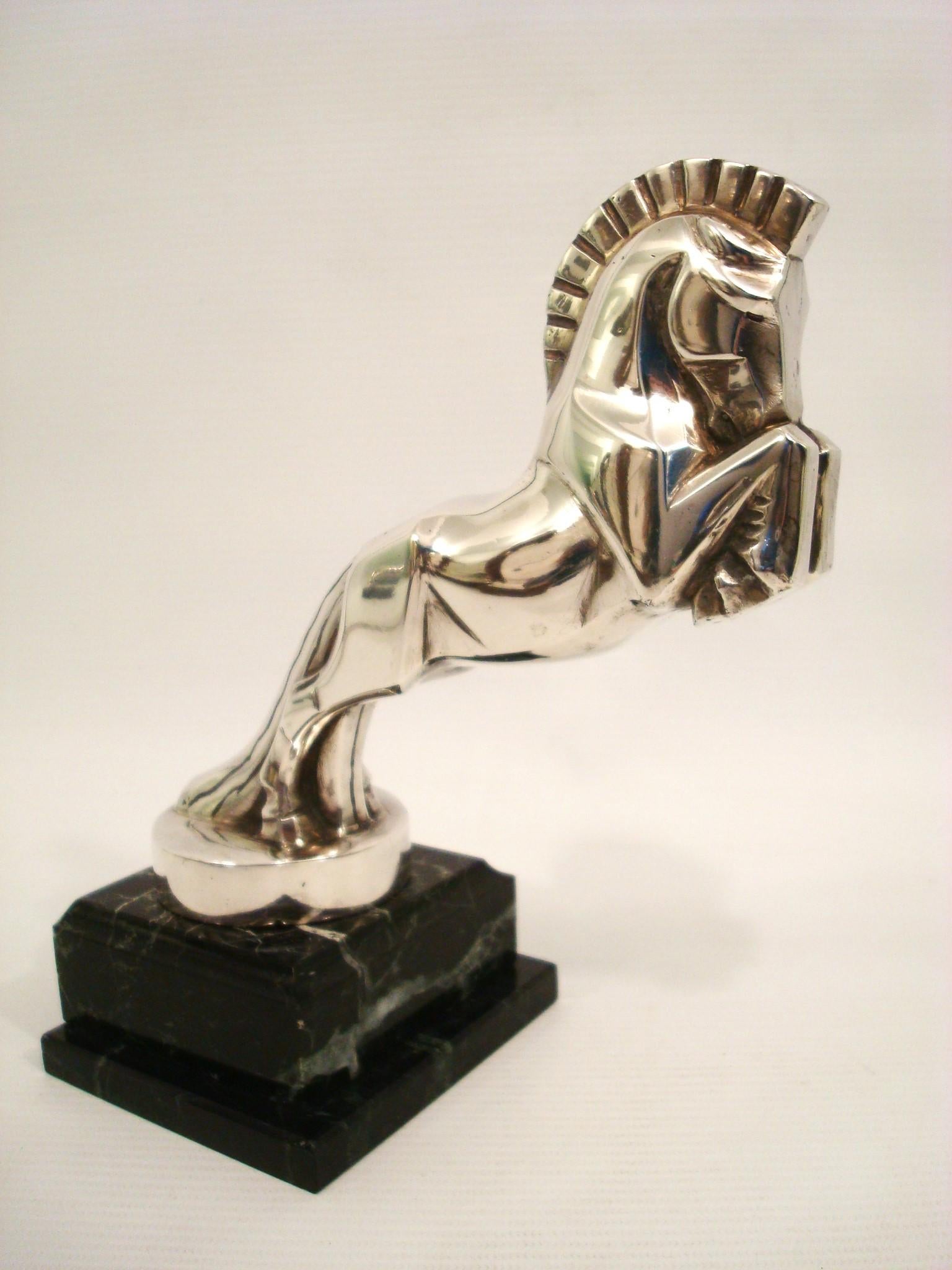 Adorno para la capucha de la mascota de un coche de caballos de Jacques Cartier. Francés, hacia 1920 Plateado en venta