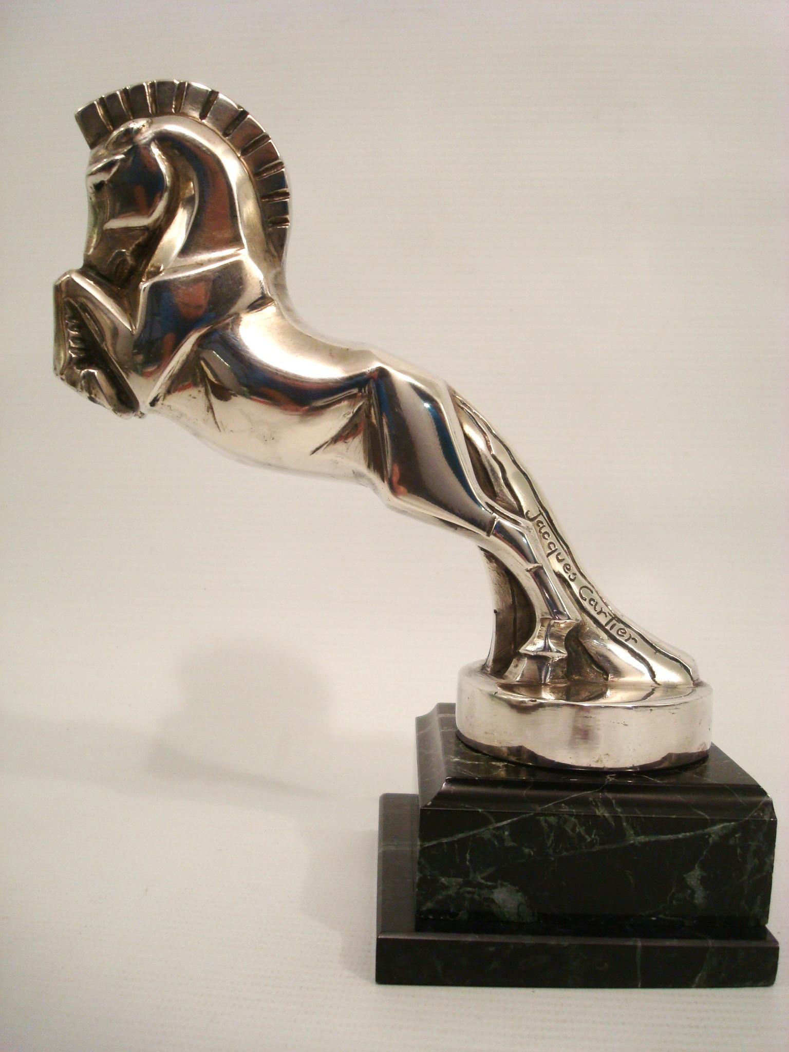 Adorno para la capucha de la mascota de un coche de caballos de Jacques Cartier. Francés, hacia 1920 Bronce en venta