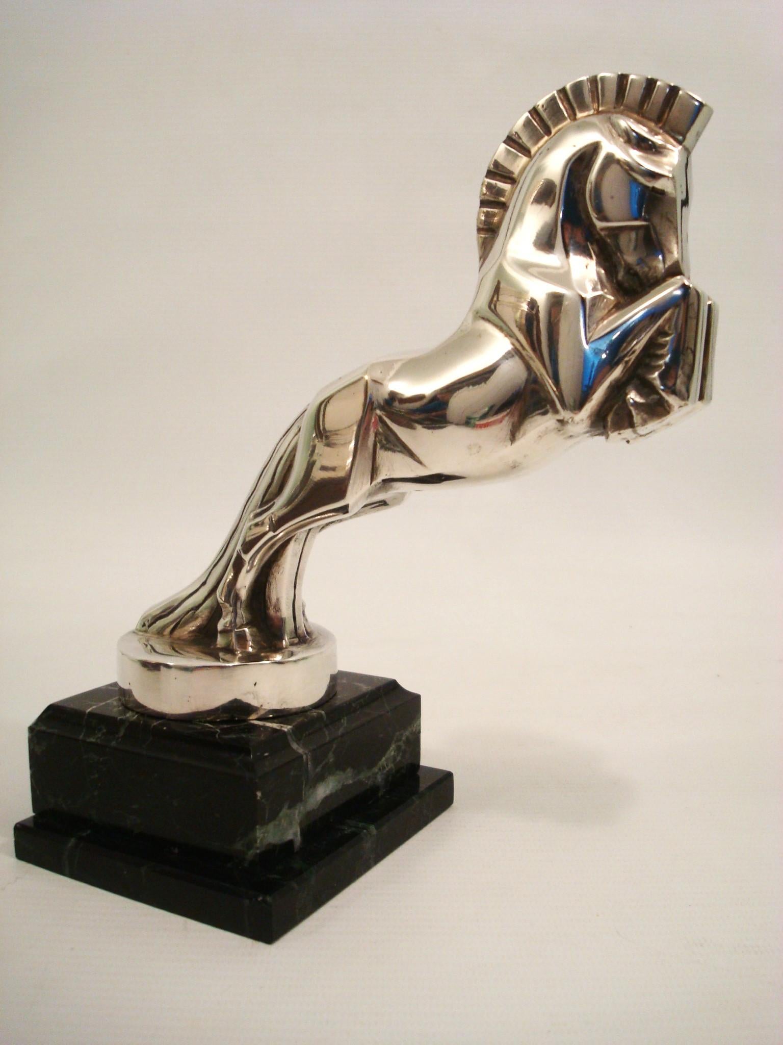 Adorno para la capucha de la mascota de un coche de caballos de Jacques Cartier. Francés, hacia 1920 en venta 2