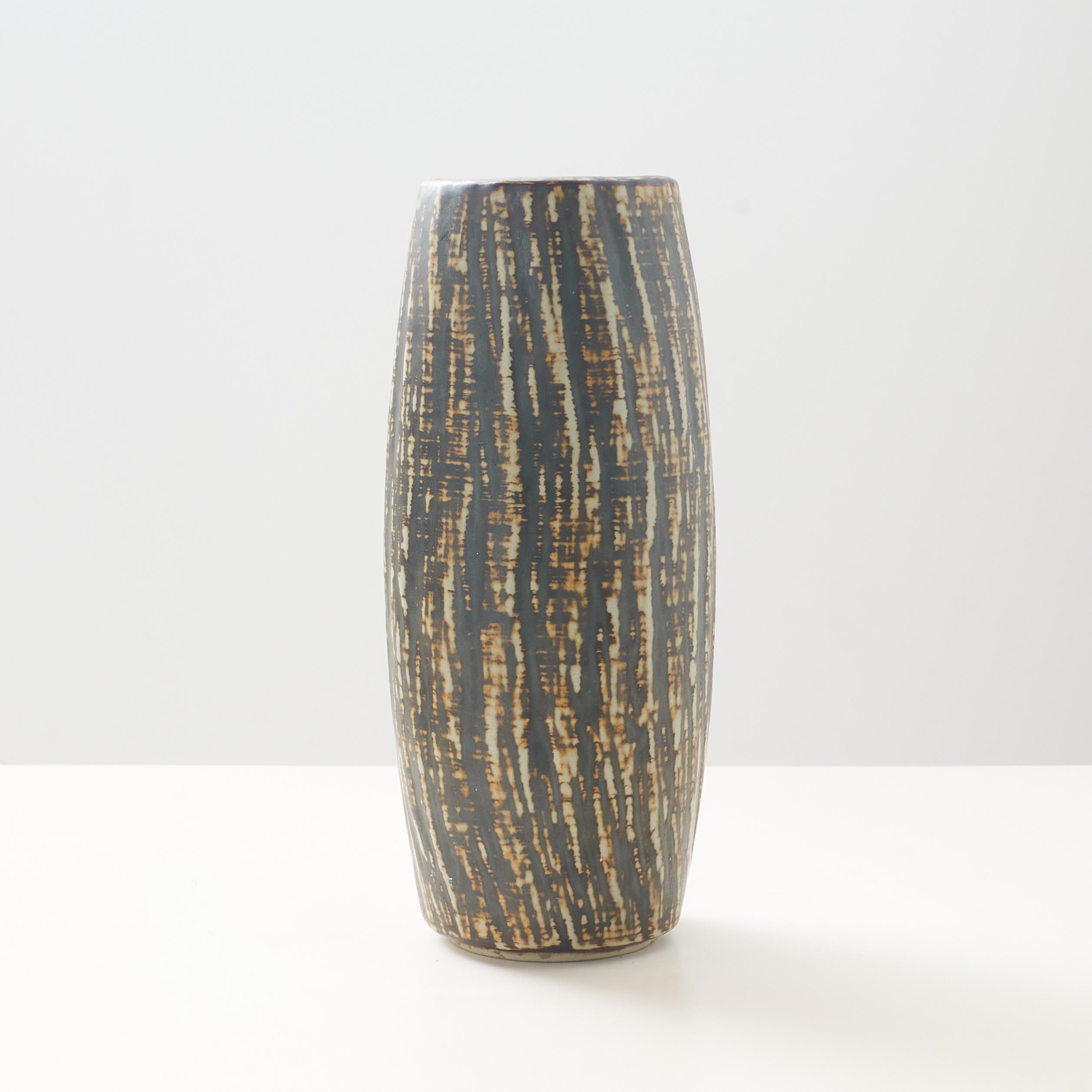 Vaso in ceramica con smalto screziato nei toni del marrone e del giallo di Gunnar Nylund. Serie Rebus. Inciso con il marchio del produttore e le iniziali del designer 