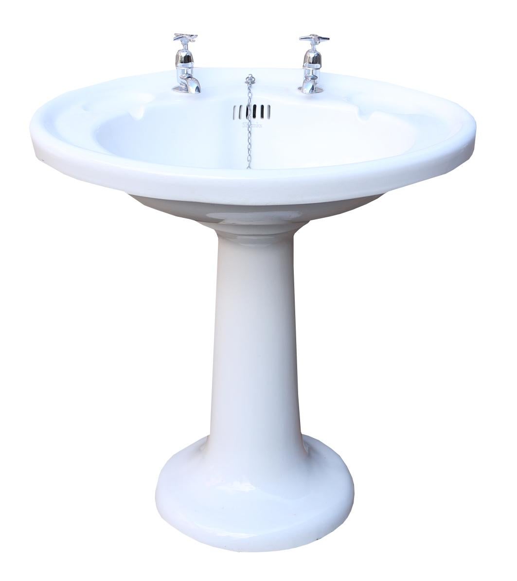 A good condition Art Deco period pedestal basin by Shanks. Reclaimed from a house in Surrey, UK.