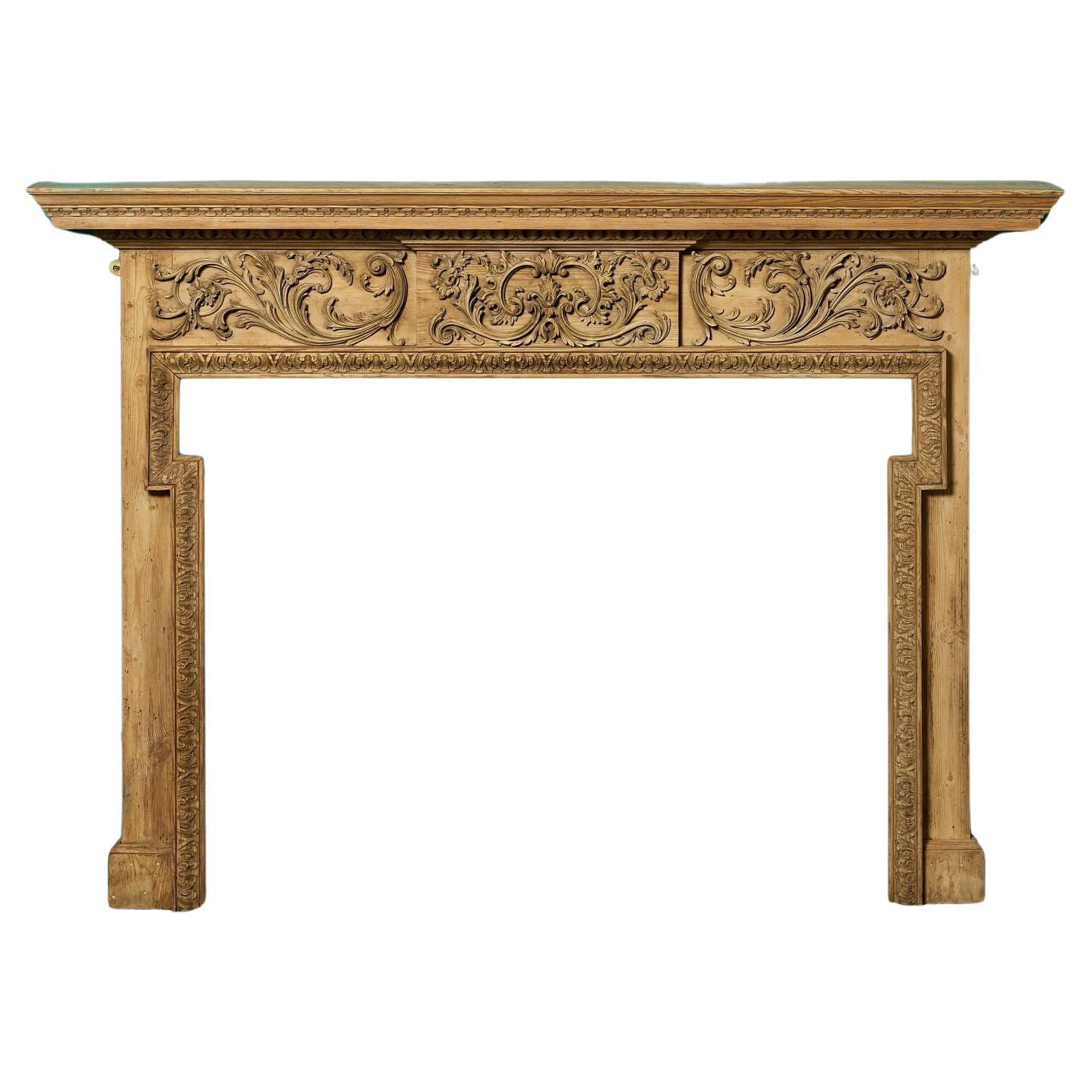 Cheminée en pin sculpté de style géorgien récupérée