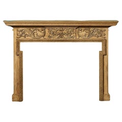 Cheminée en pin sculpté de style géorgien récupérée