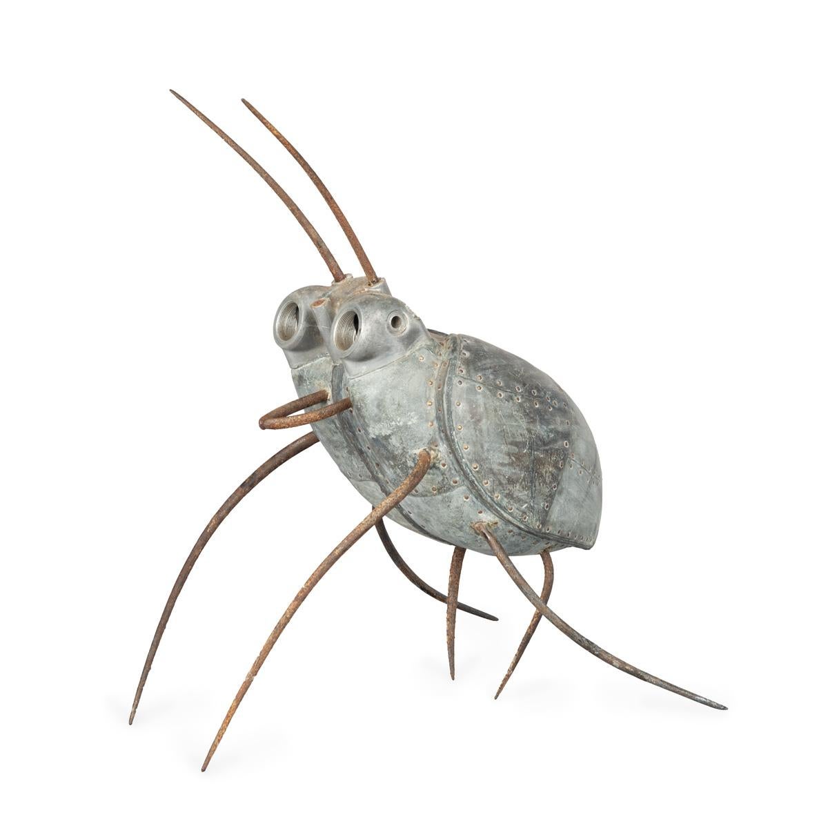 Un Bug in metallo recuperato di Martin Scorey, l'insetto composito con otto zampe appuntite e due antenne attaccate a una testa in parte motore che forma due enormi occhi.  Inglese, circa 2010.

