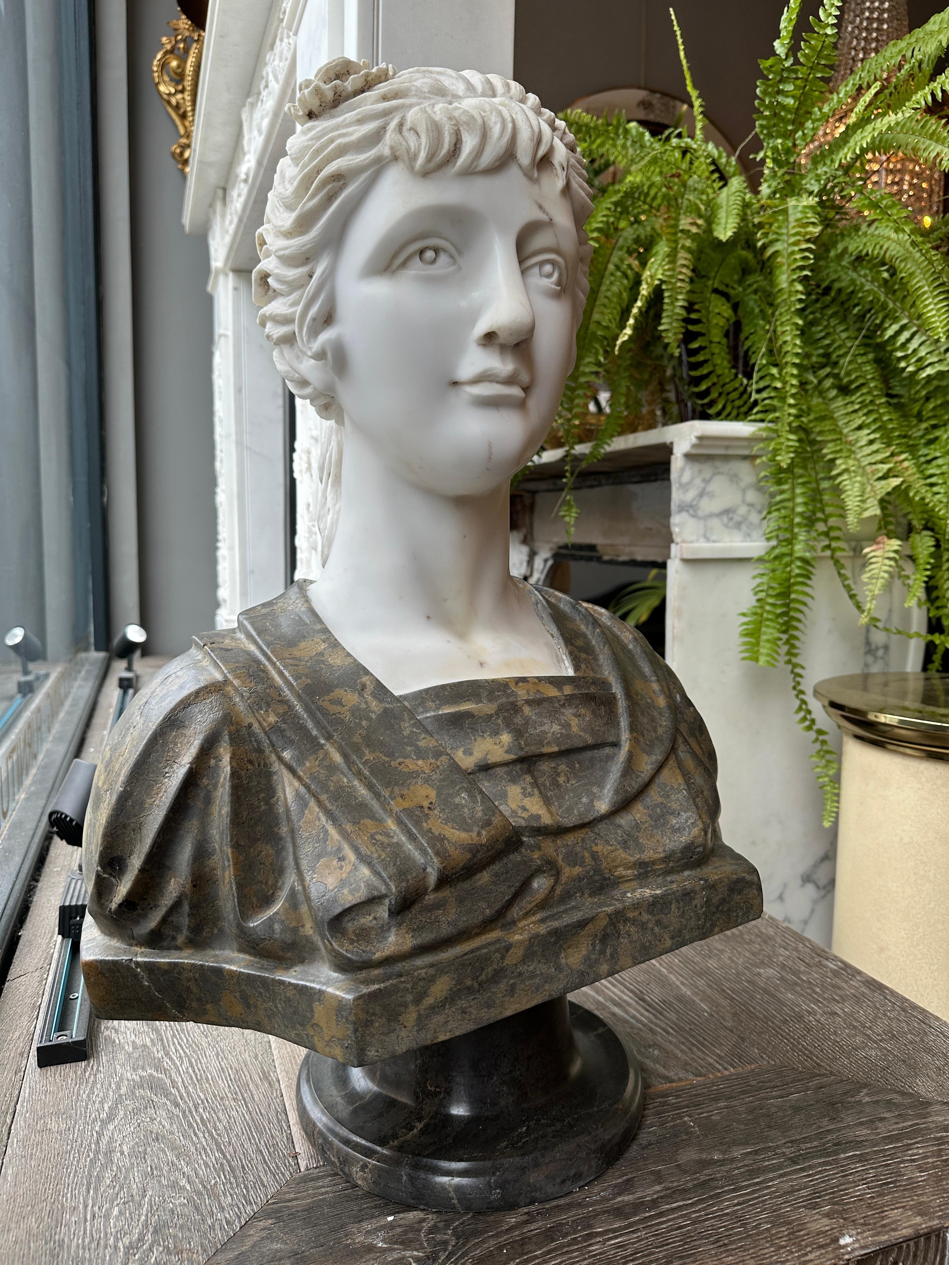 Busto femenino de mármol de estilo neoclásico recuperado en venta 2