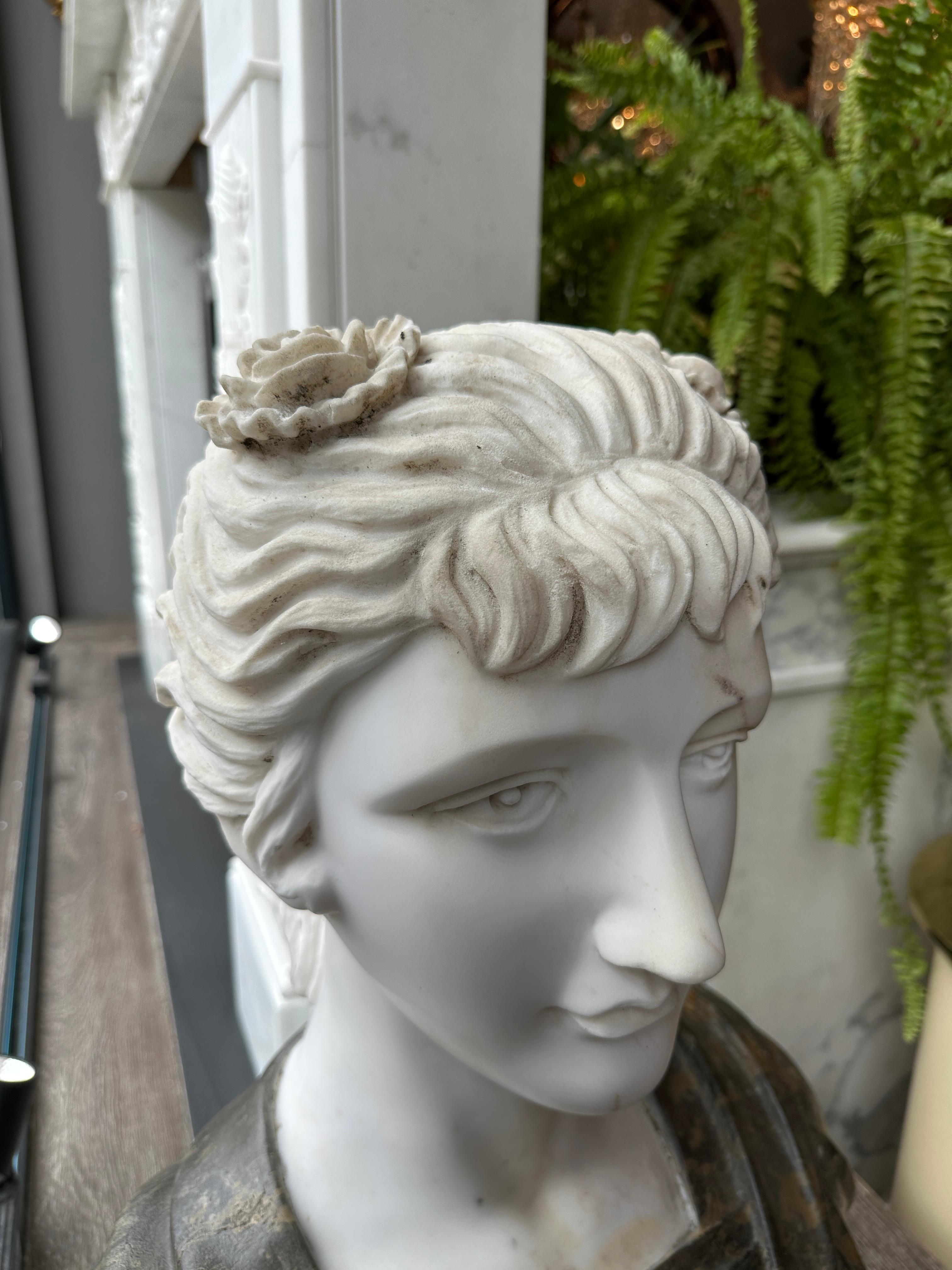 Busto femenino de mármol de estilo neoclásico recuperado en venta 4