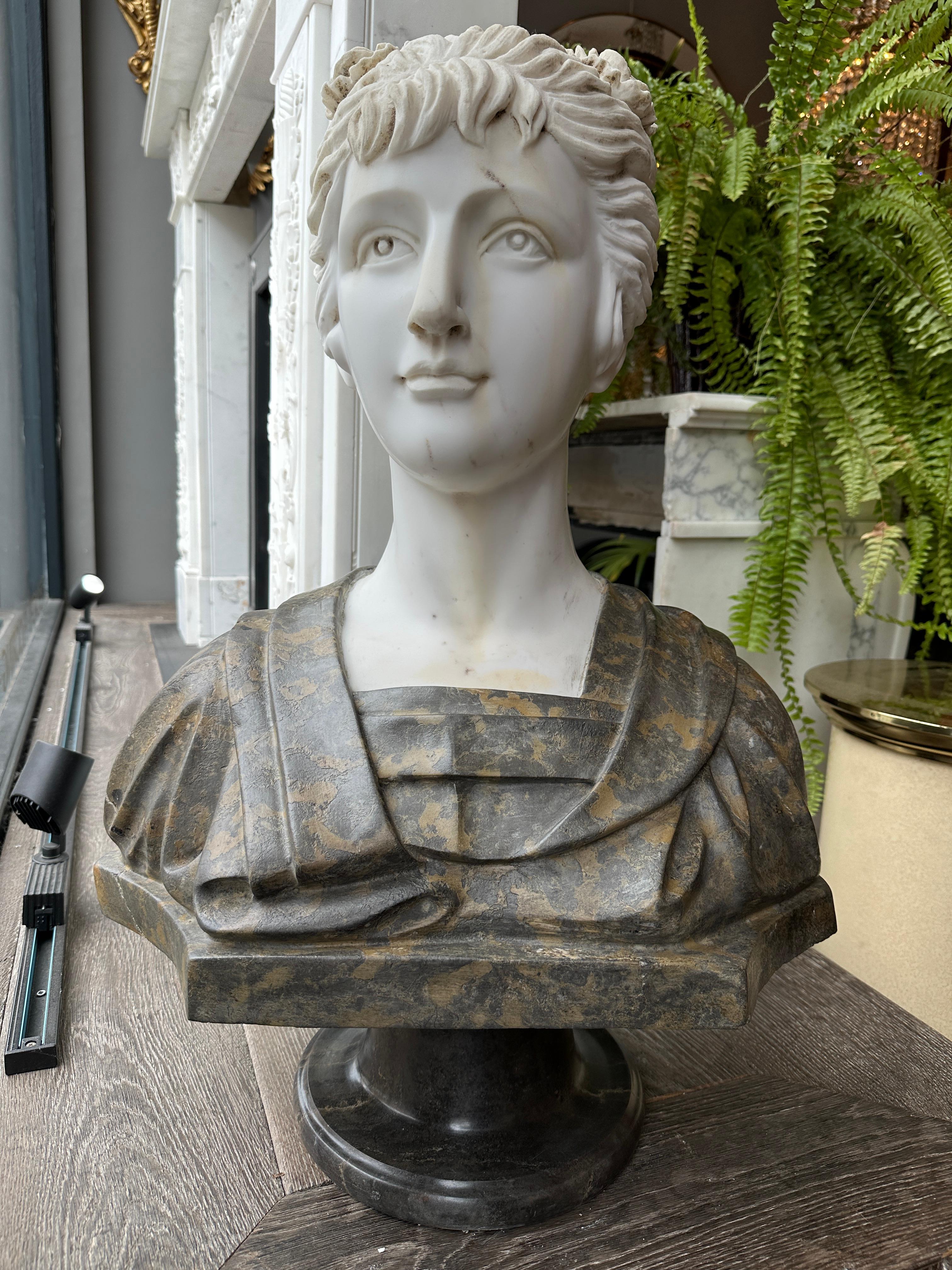 Busto femenino de mármol de estilo neoclásico recuperado Neoclásico en venta
