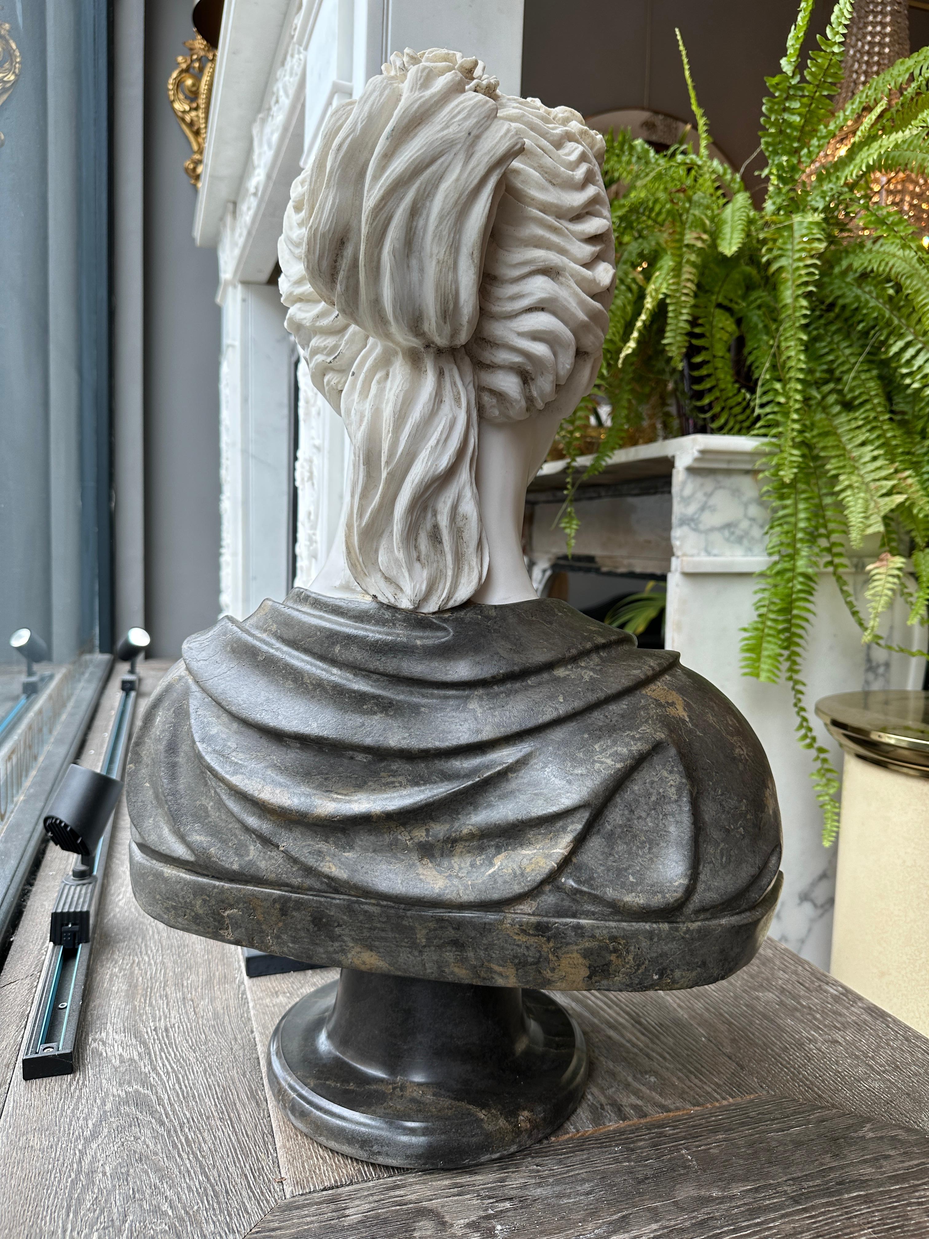 Busto femenino de mármol de estilo neoclásico recuperado Inglés en venta