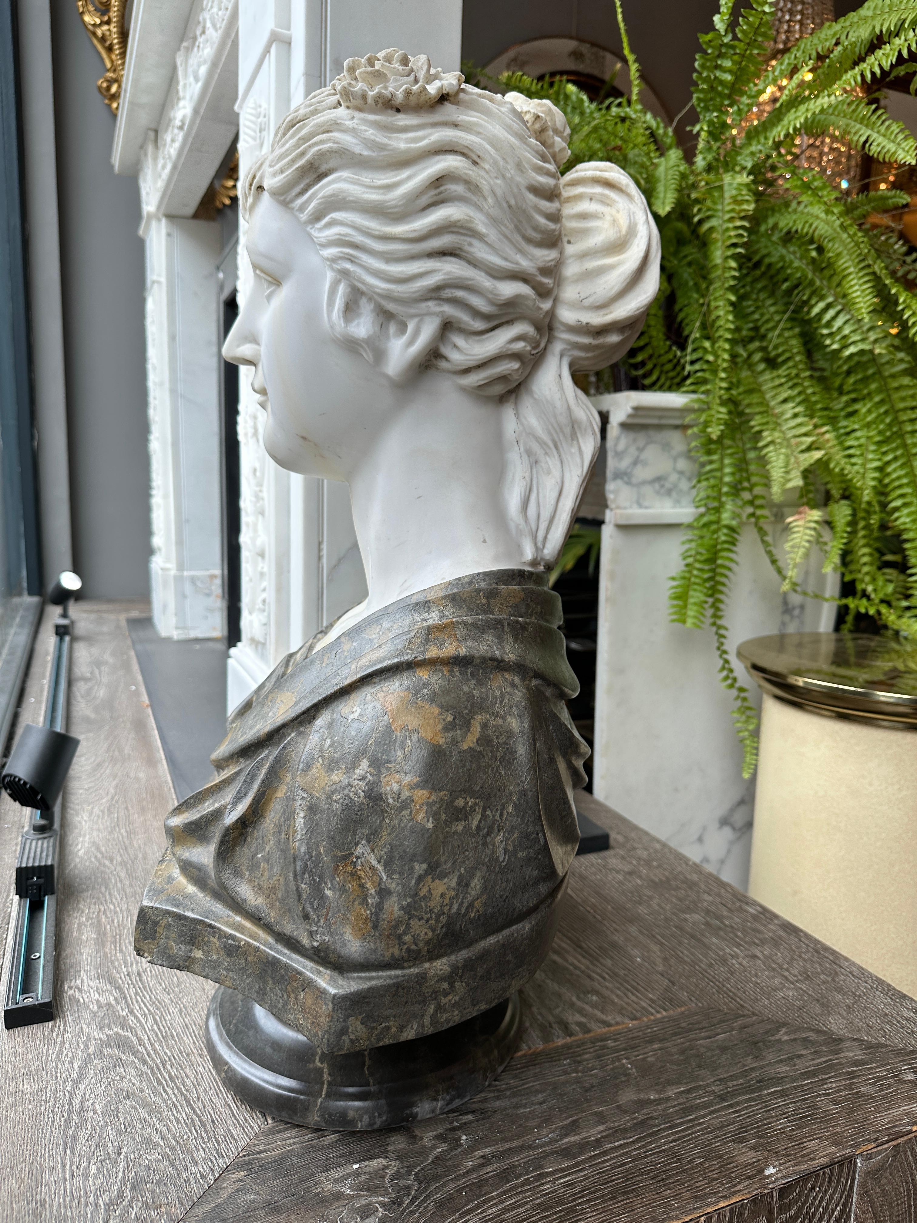 Busto femenino de mármol de estilo neoclásico recuperado Tallado a mano en venta