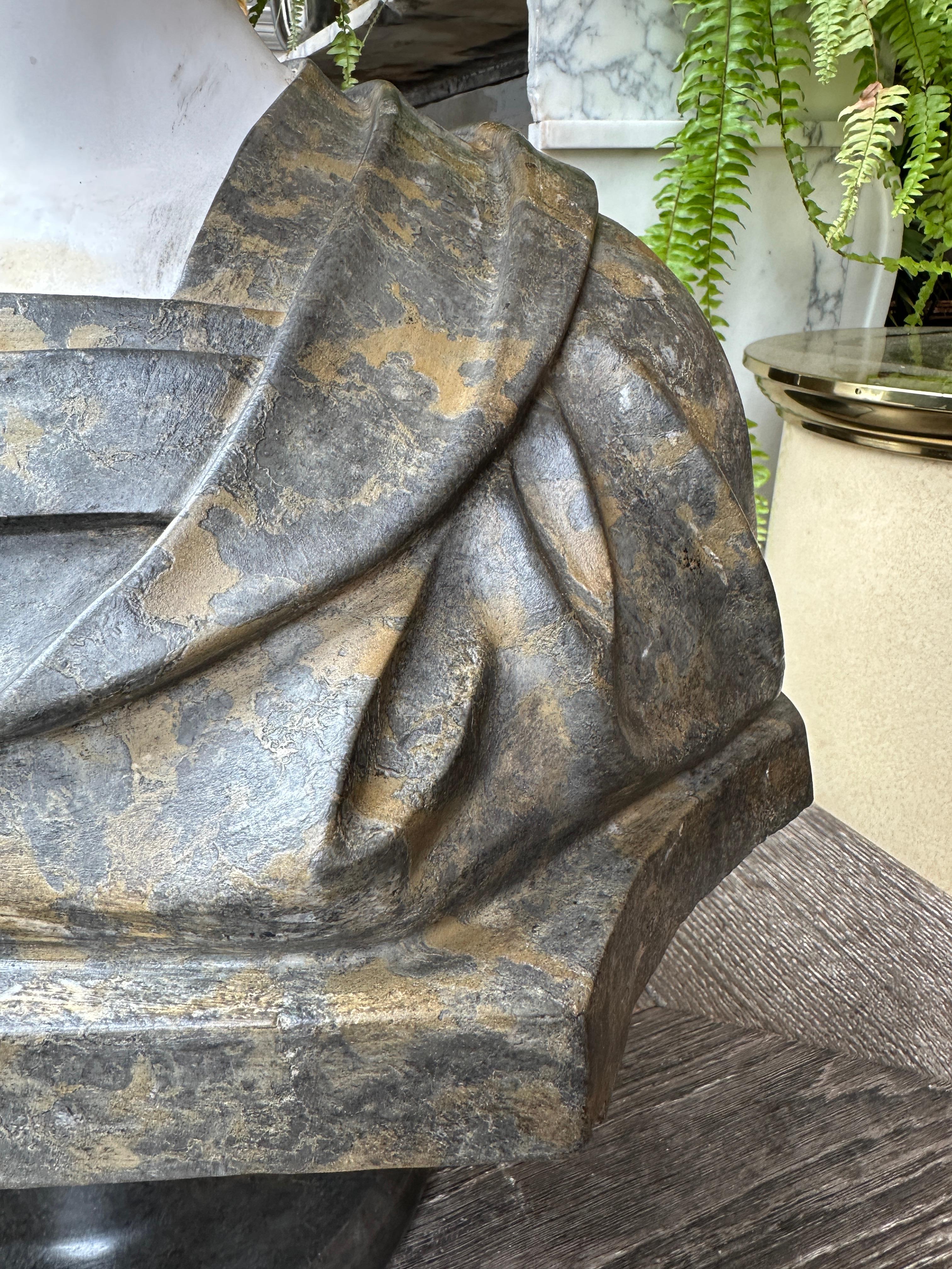 Busto femenino de mármol de estilo neoclásico recuperado finales del siglo XX en venta