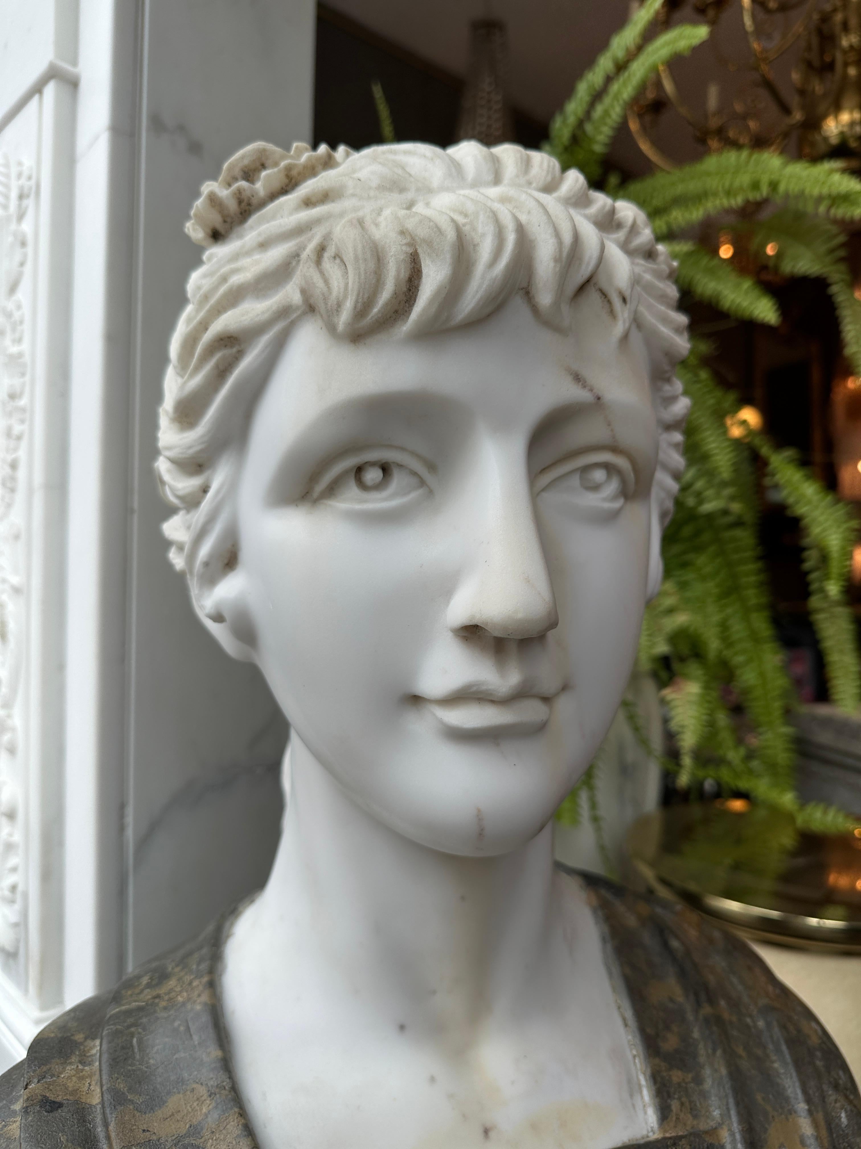 Busto femenino de mármol de estilo neoclásico recuperado Mármol estatuario en venta