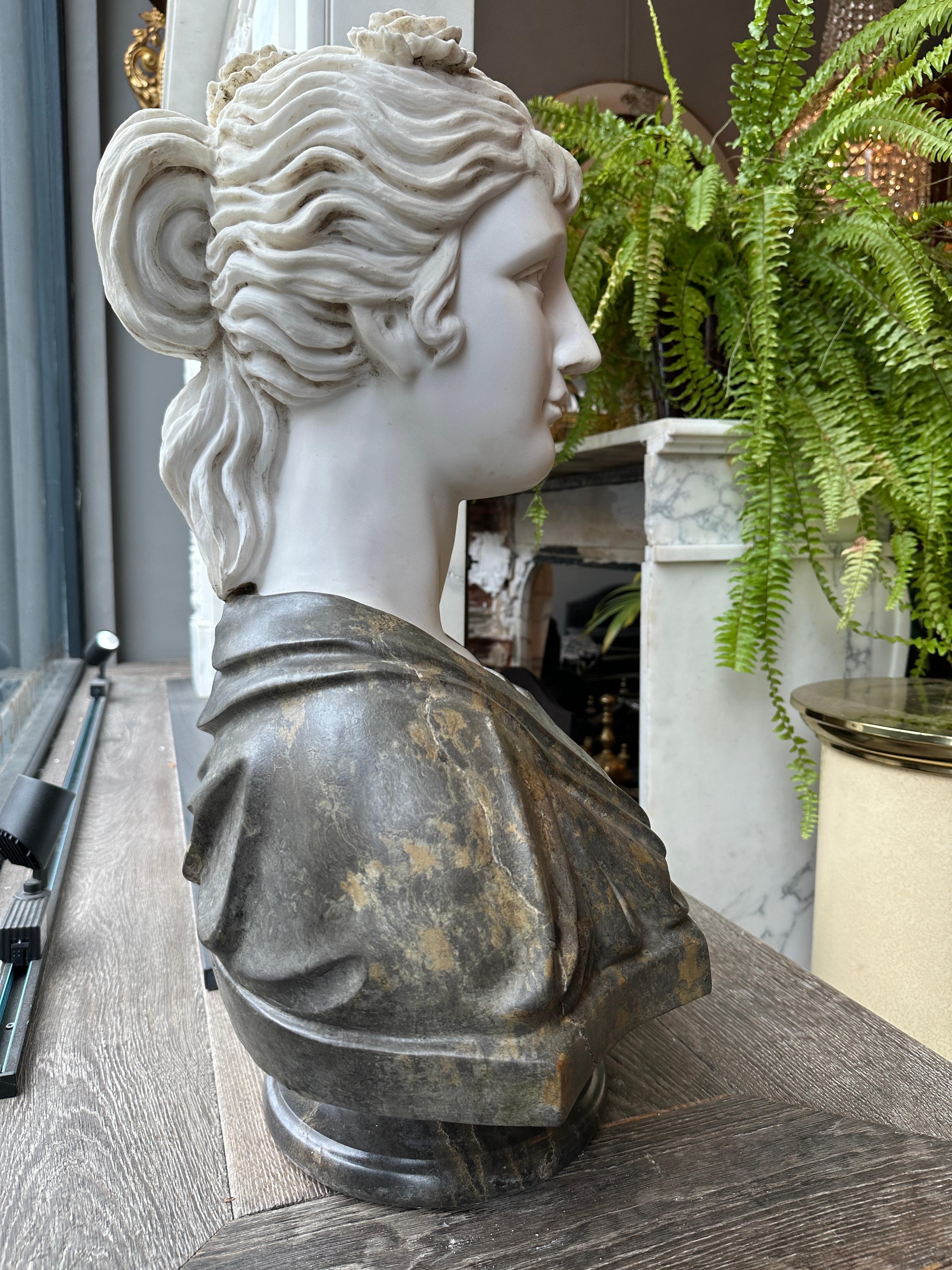 Busto femenino de mármol de estilo neoclásico recuperado en venta 1