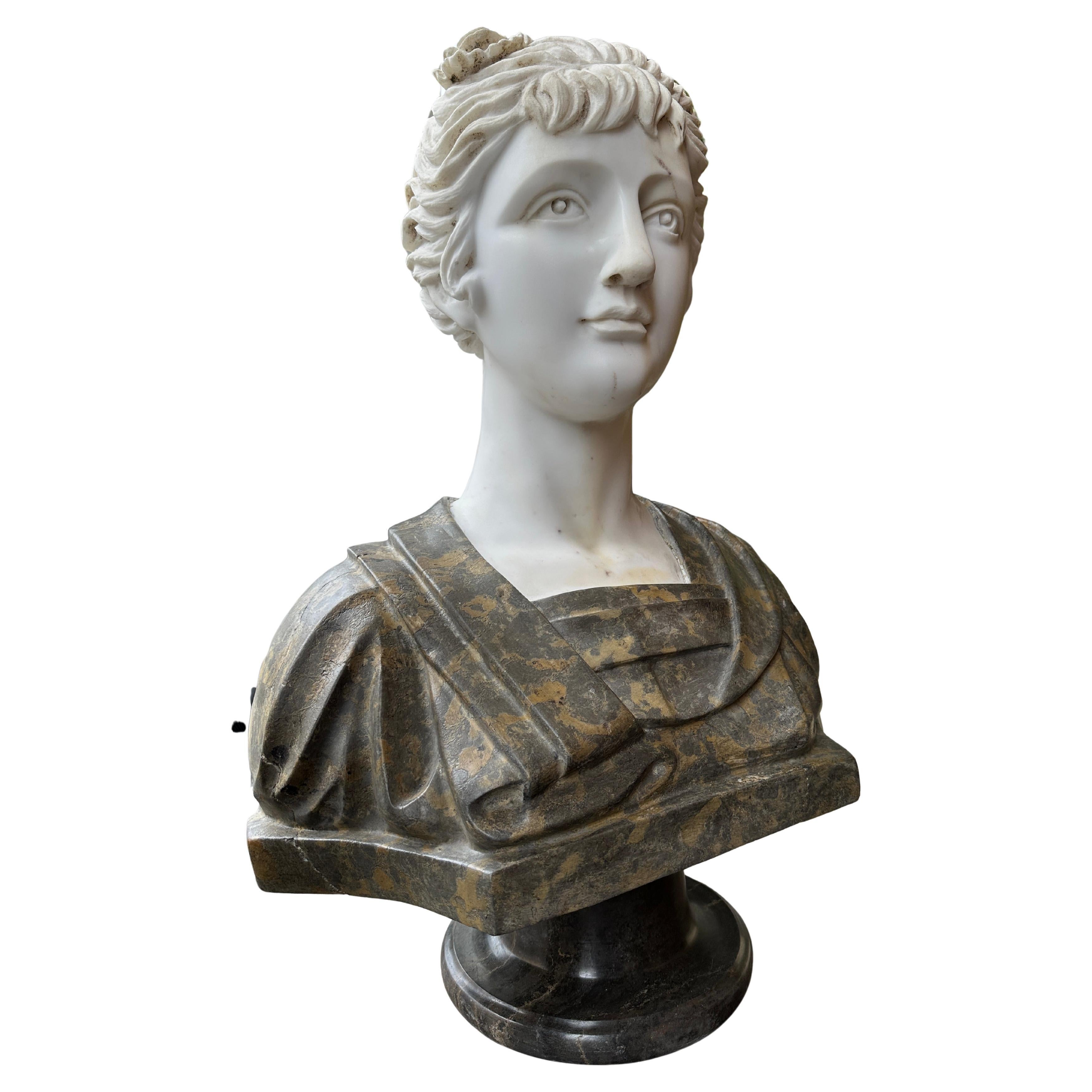 Busto femenino de mármol de estilo neoclásico recuperado en venta