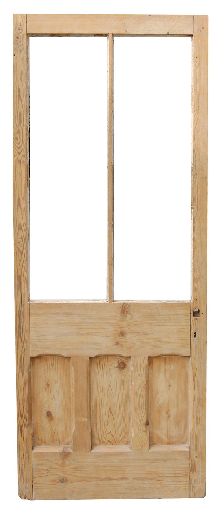 Eine Tür aus recyceltem Kiefernholz, die für den Innen- oder Außenbereich geeignet ist, mit zwei Verglasungselementen.