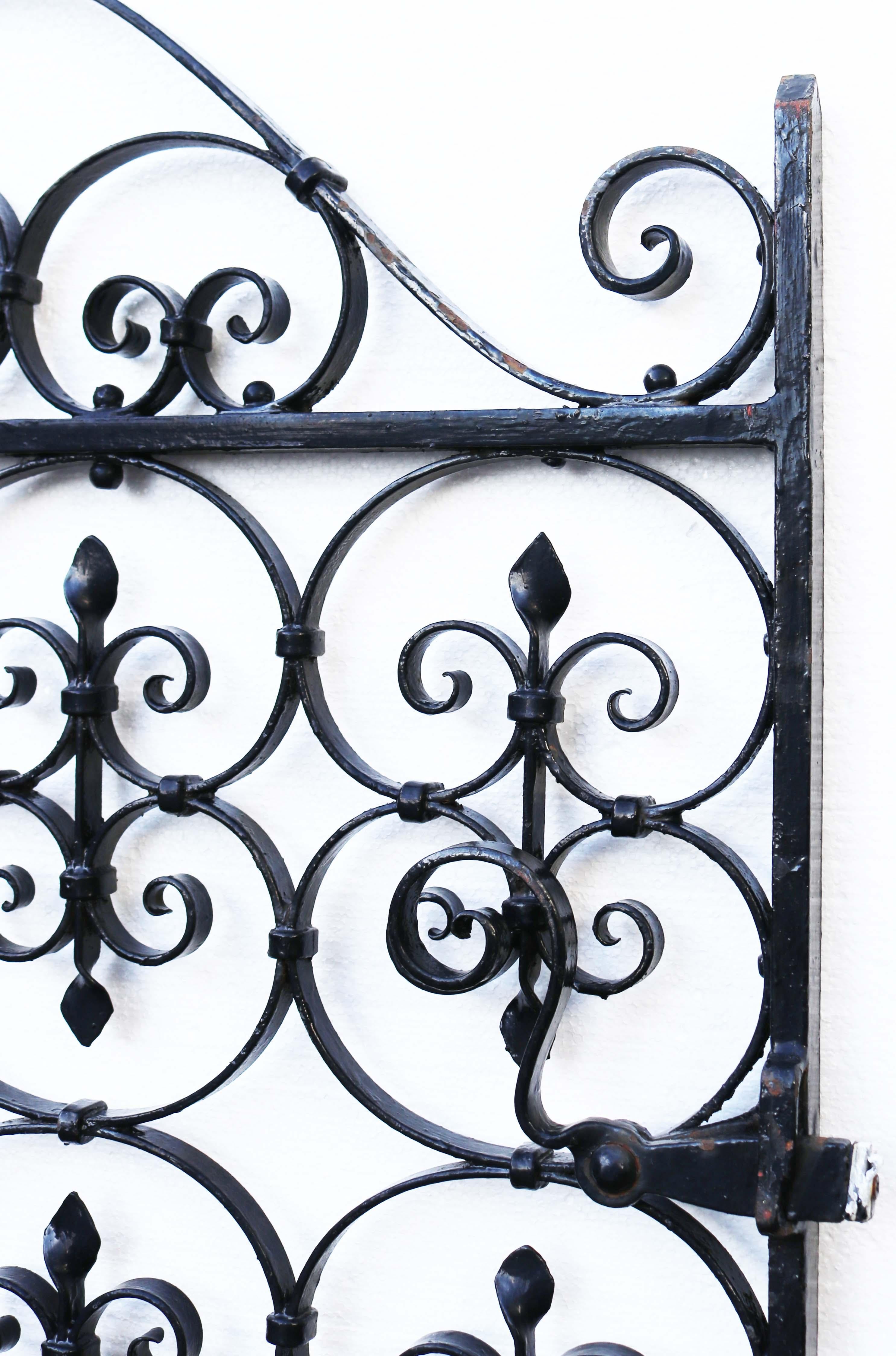 A good quality reclaimed wrought iron scroll-work gate, ready for installation.

Additional dimensions:

For an opening of approximately 100 cm.

 

 

Condition report

Good structural condition, Finished in old black paint. This gate