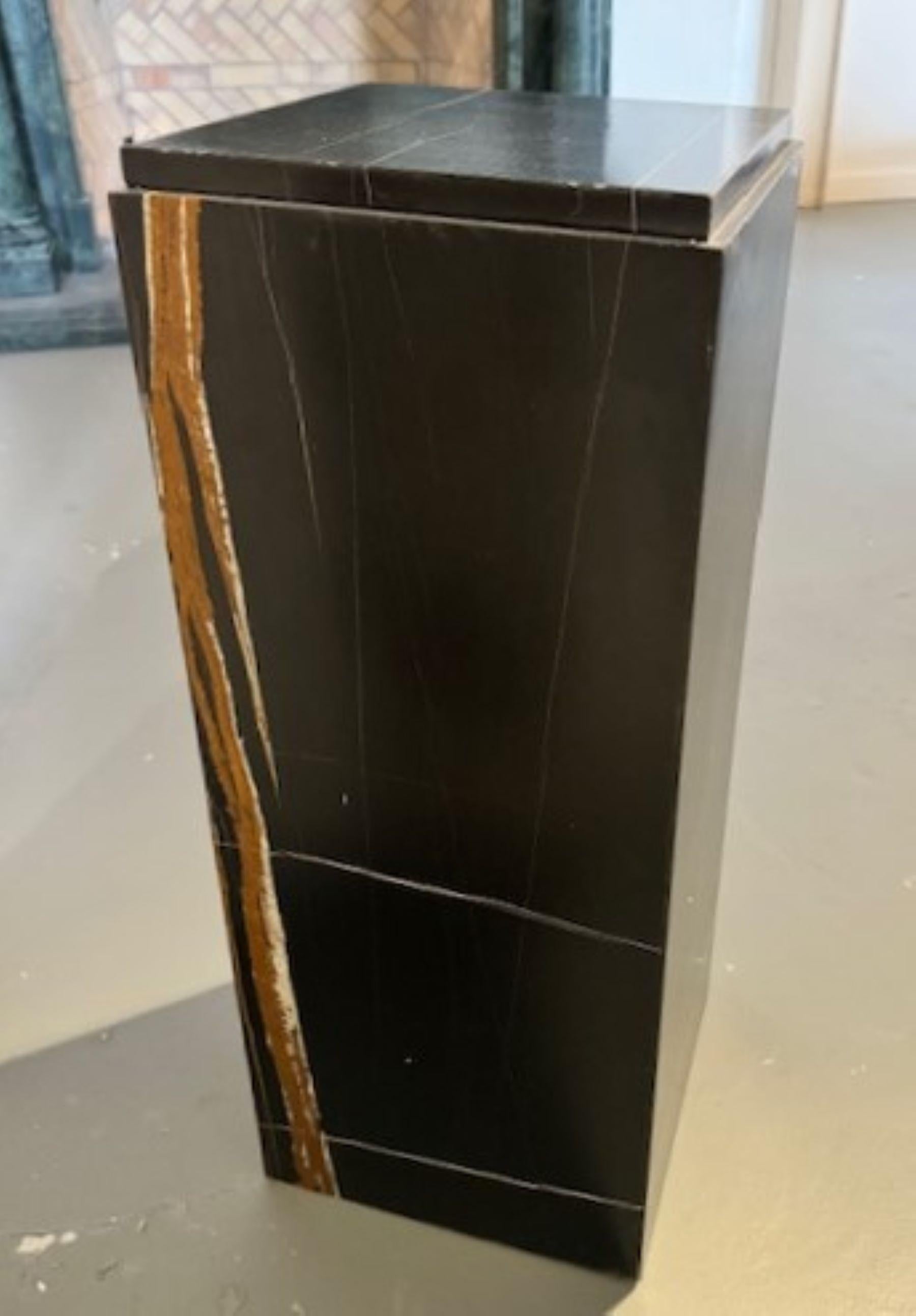Moderne Un piédestal rectangulaire en marbre Nero Dorato