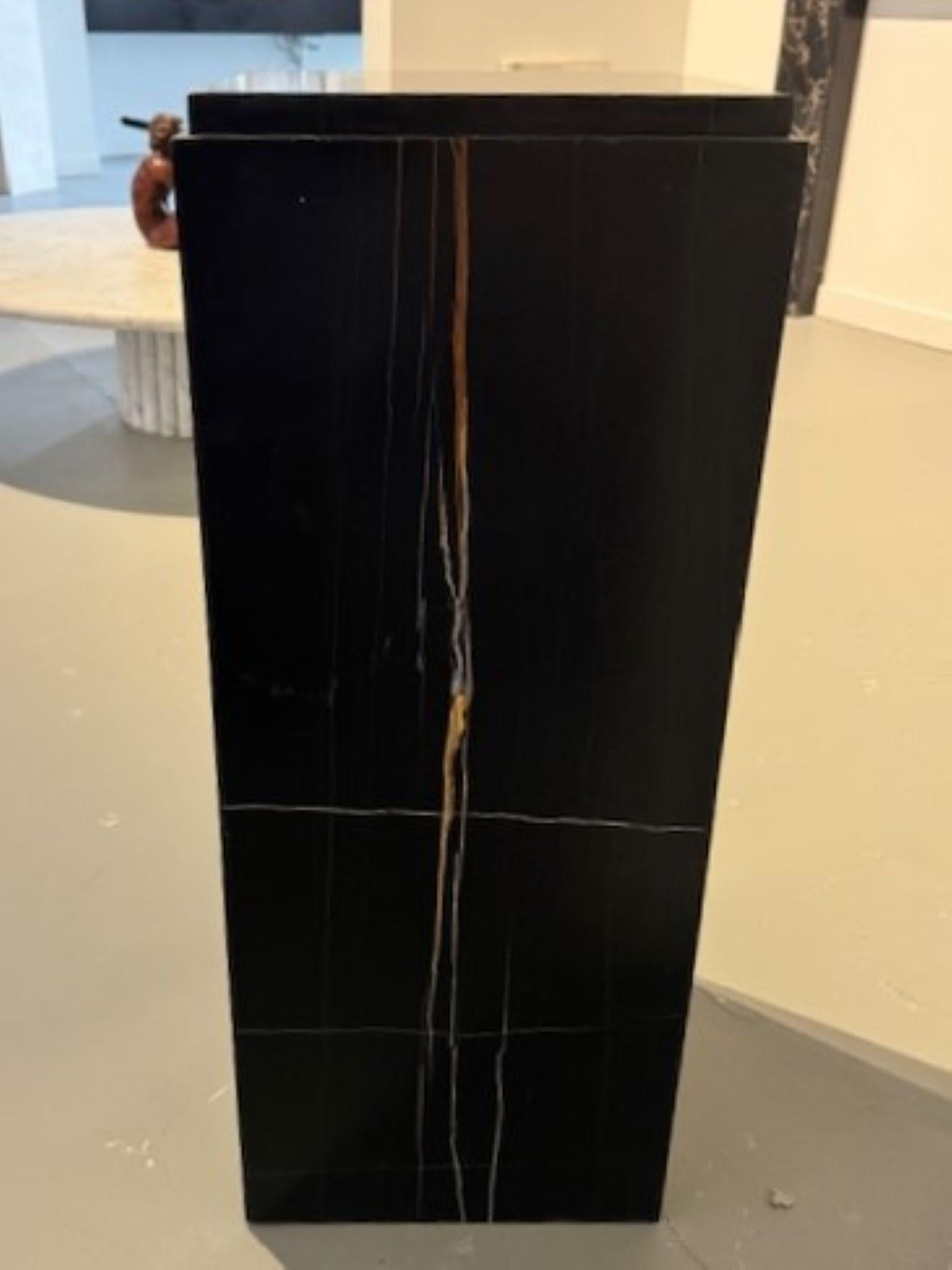 Américain Un piédestal rectangulaire en marbre Nero Dorato