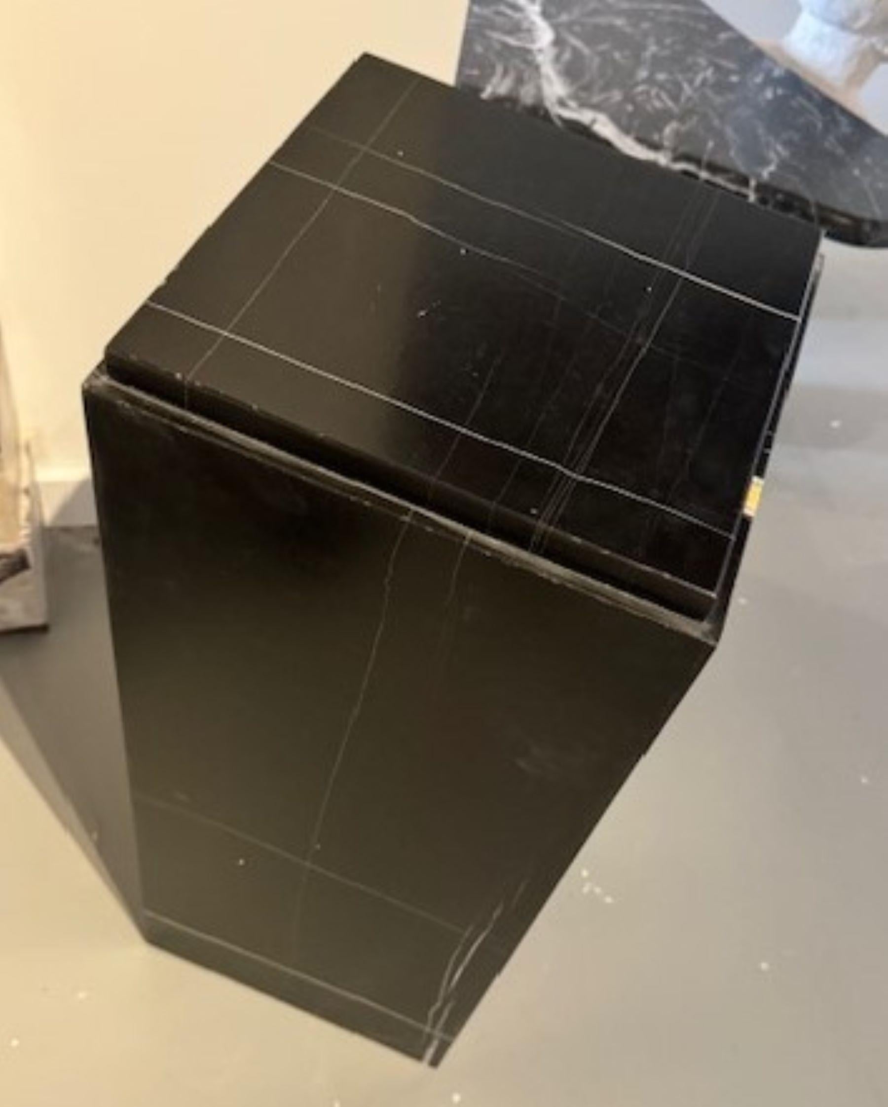 Sculpté Un piédestal rectangulaire en marbre Nero Dorato