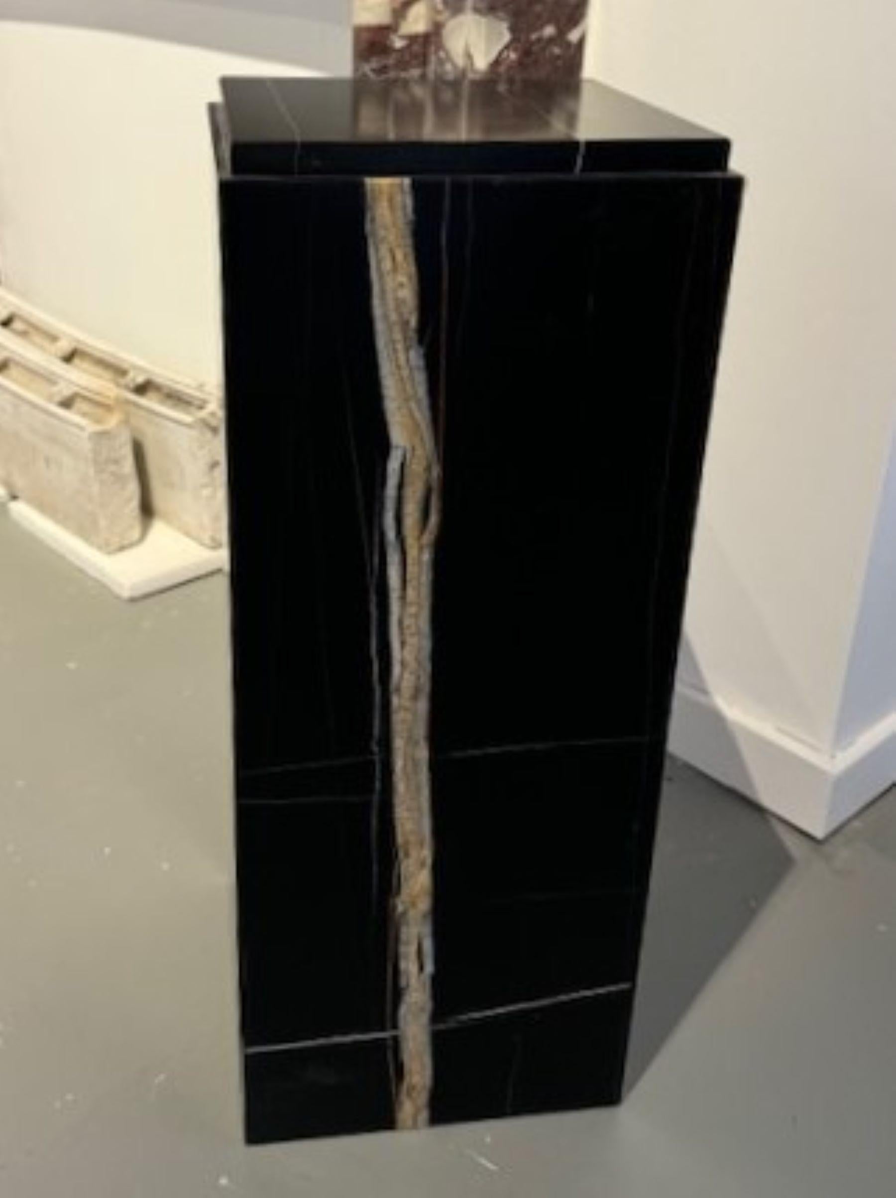 Un piédestal rectangulaire en marbre Nero Dorato Neuf à Chicago, IL