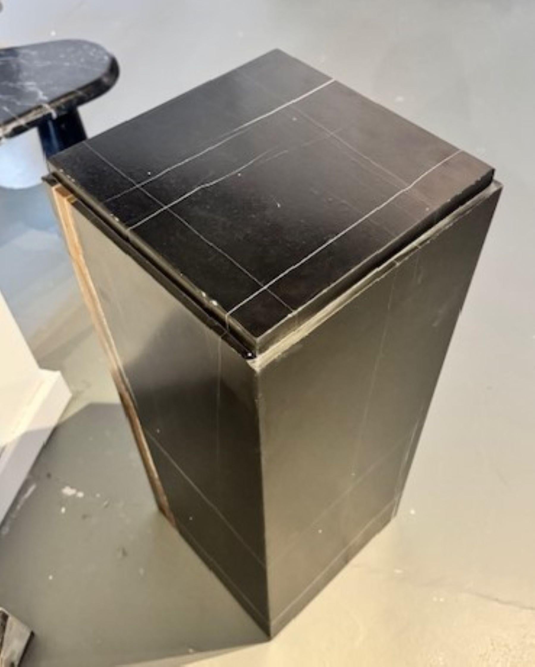 XXIe siècle et contemporain Un piédestal rectangulaire en marbre Nero Dorato