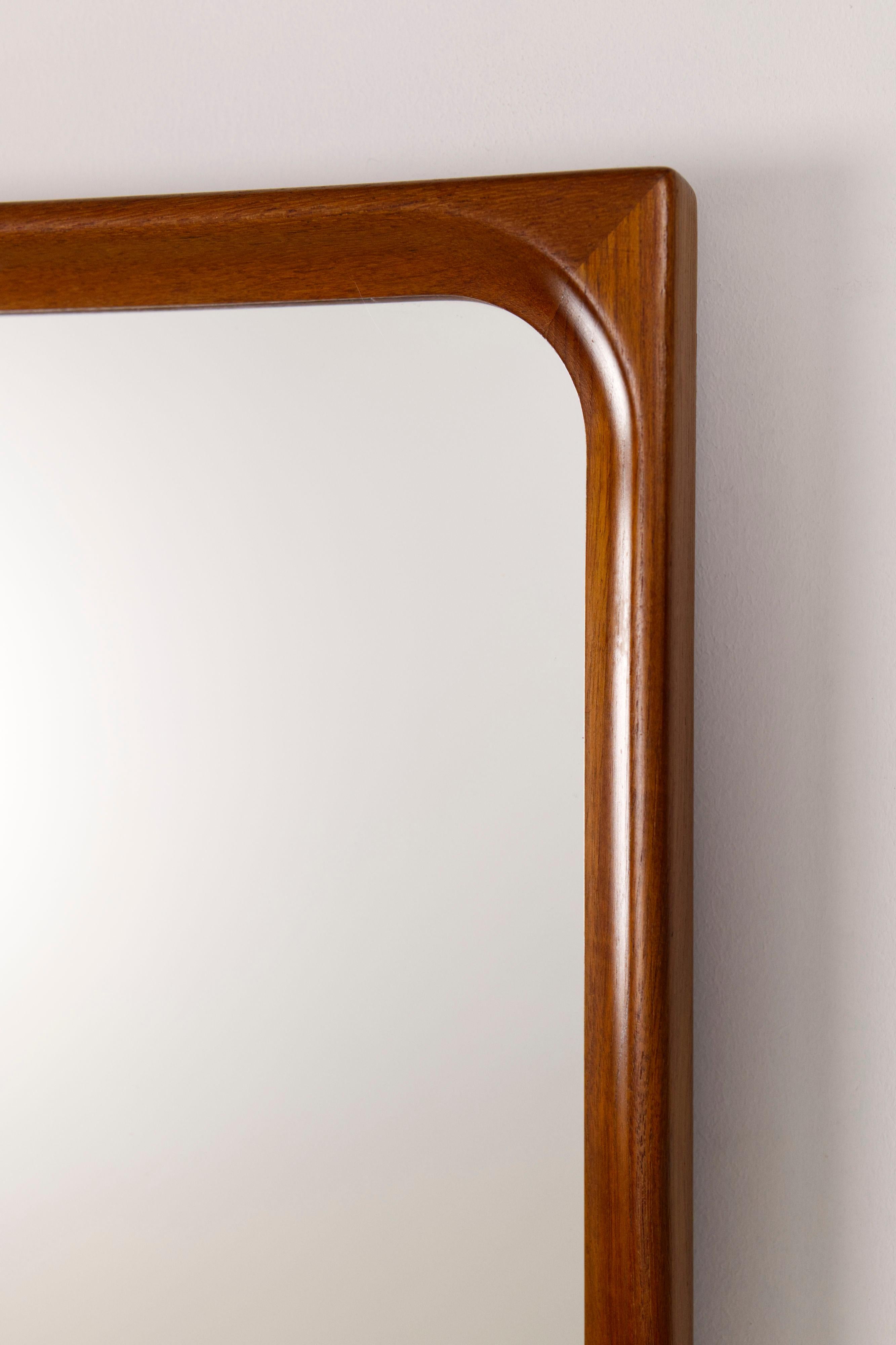 Elegant and understated, this early modernist mirror features a finely joined teak frame with softly rounded edges and precise craftsmanship typical of Petersen’s work. The warm tone of the aged teak complements the simplicity of the design, making