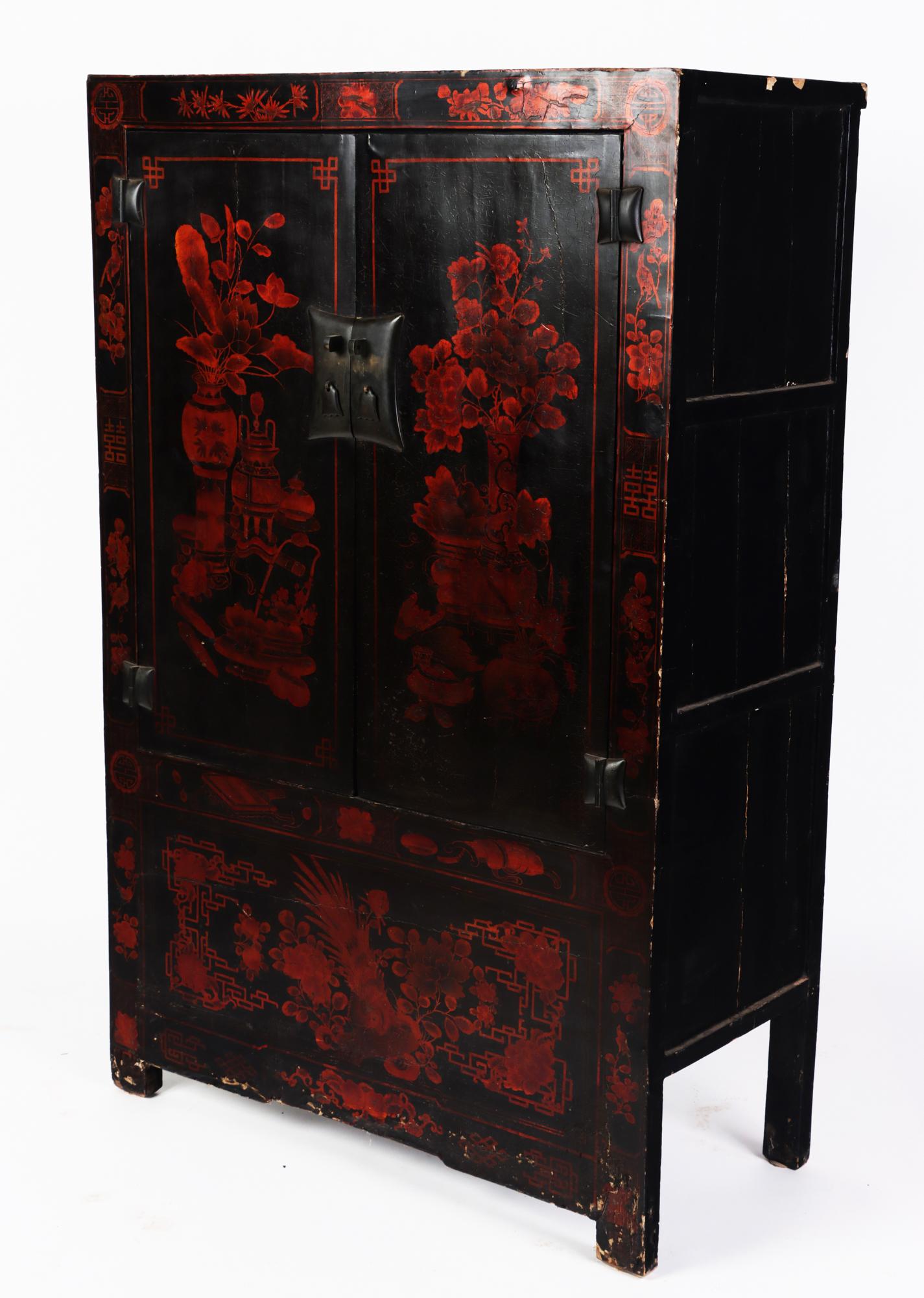 Chinesischer rot-schwarz lackierter Schrank mit handbemalter Landschaft, 19. Jahrhundert (Asiatisch) im Angebot