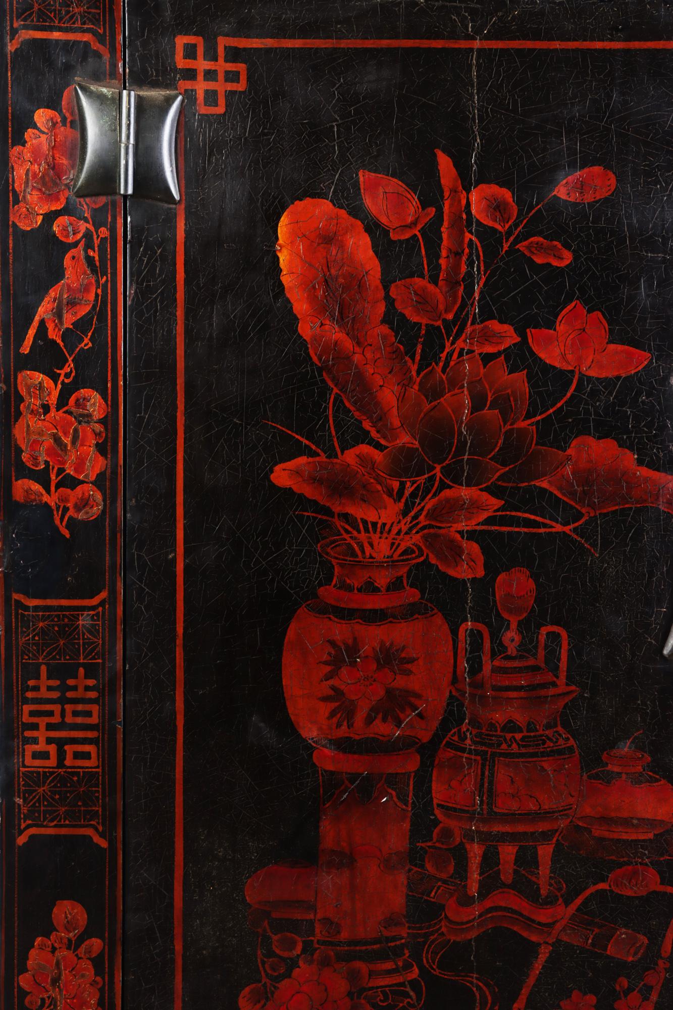 Chinesischer rot-schwarz lackierter Schrank mit handbemalter Landschaft, 19. Jahrhundert (Lack) im Angebot
