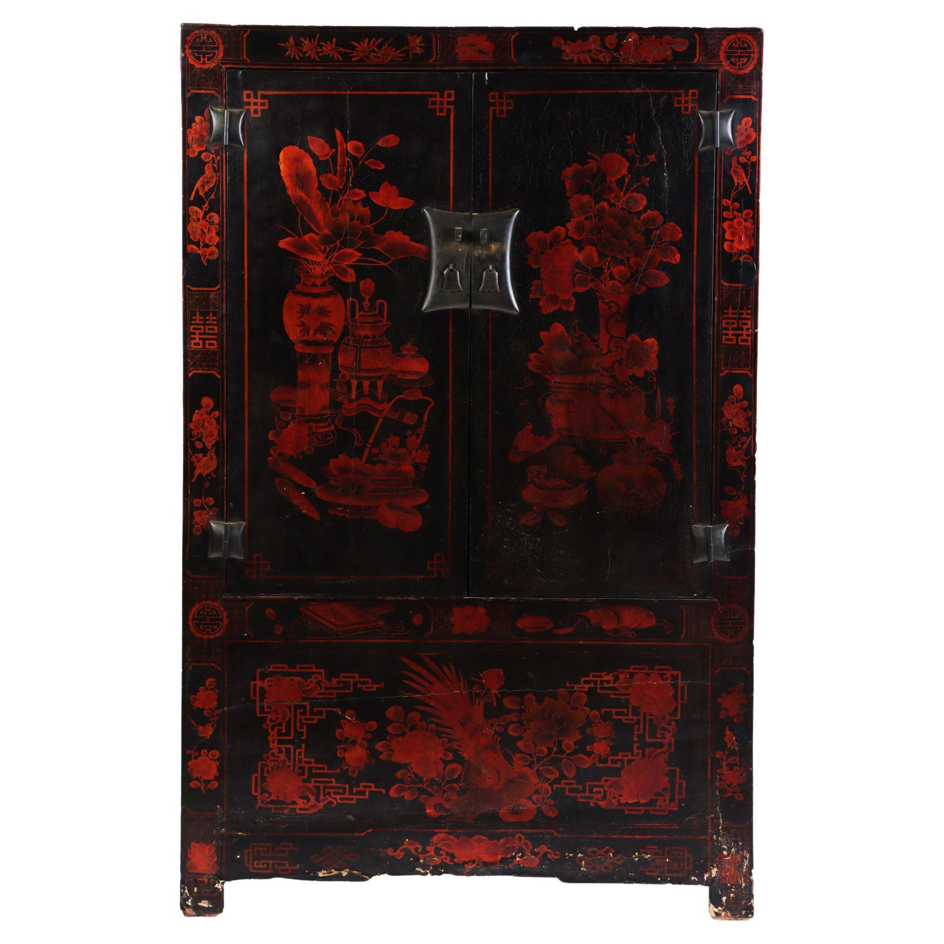 Armoire chinoise laquée rouge et noire avec paysage peint à la main, 19ème siècle