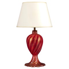 Eine Lampe aus rotem und goldenem Murano-Glas