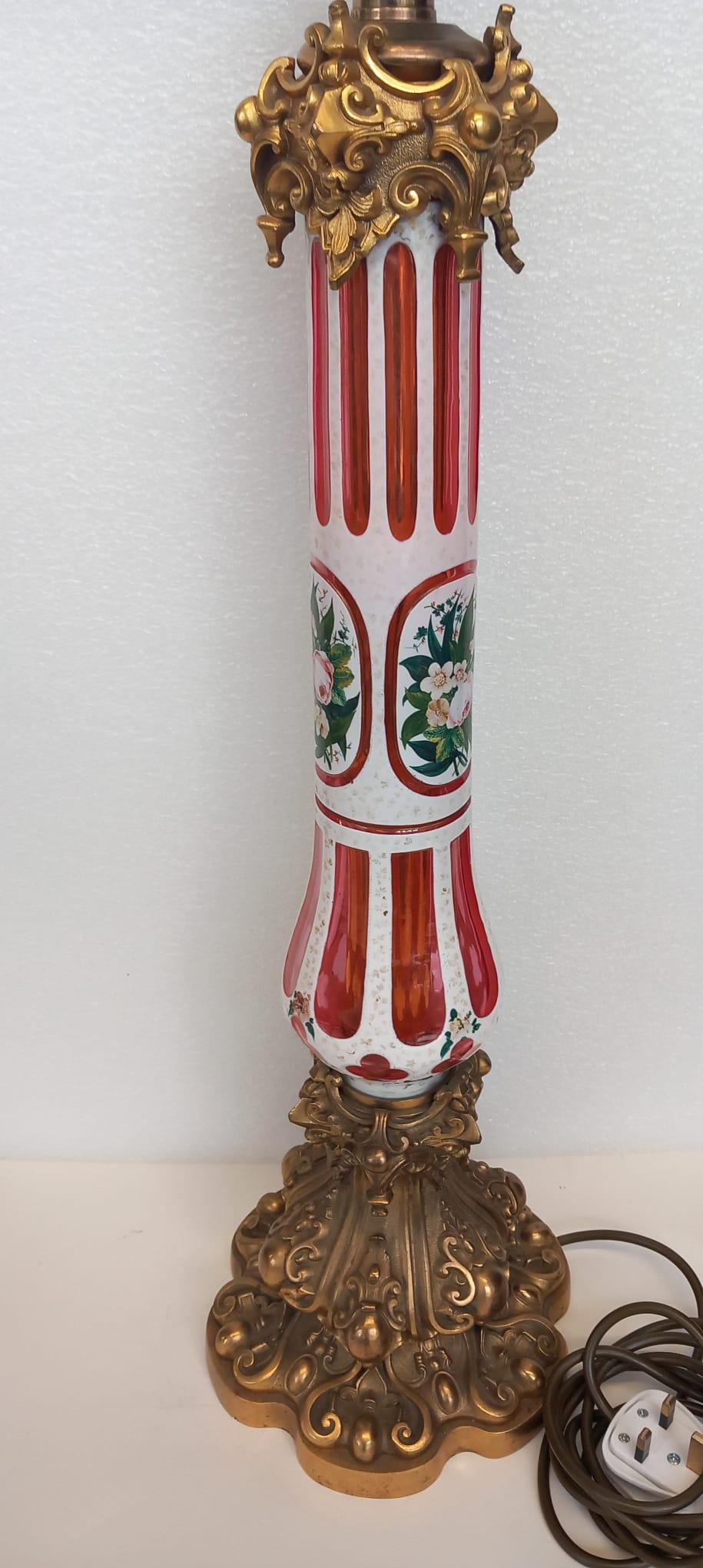 Doré Une lampe en verre rouge de Bohème datant du milieu du XIXe siècle en vente