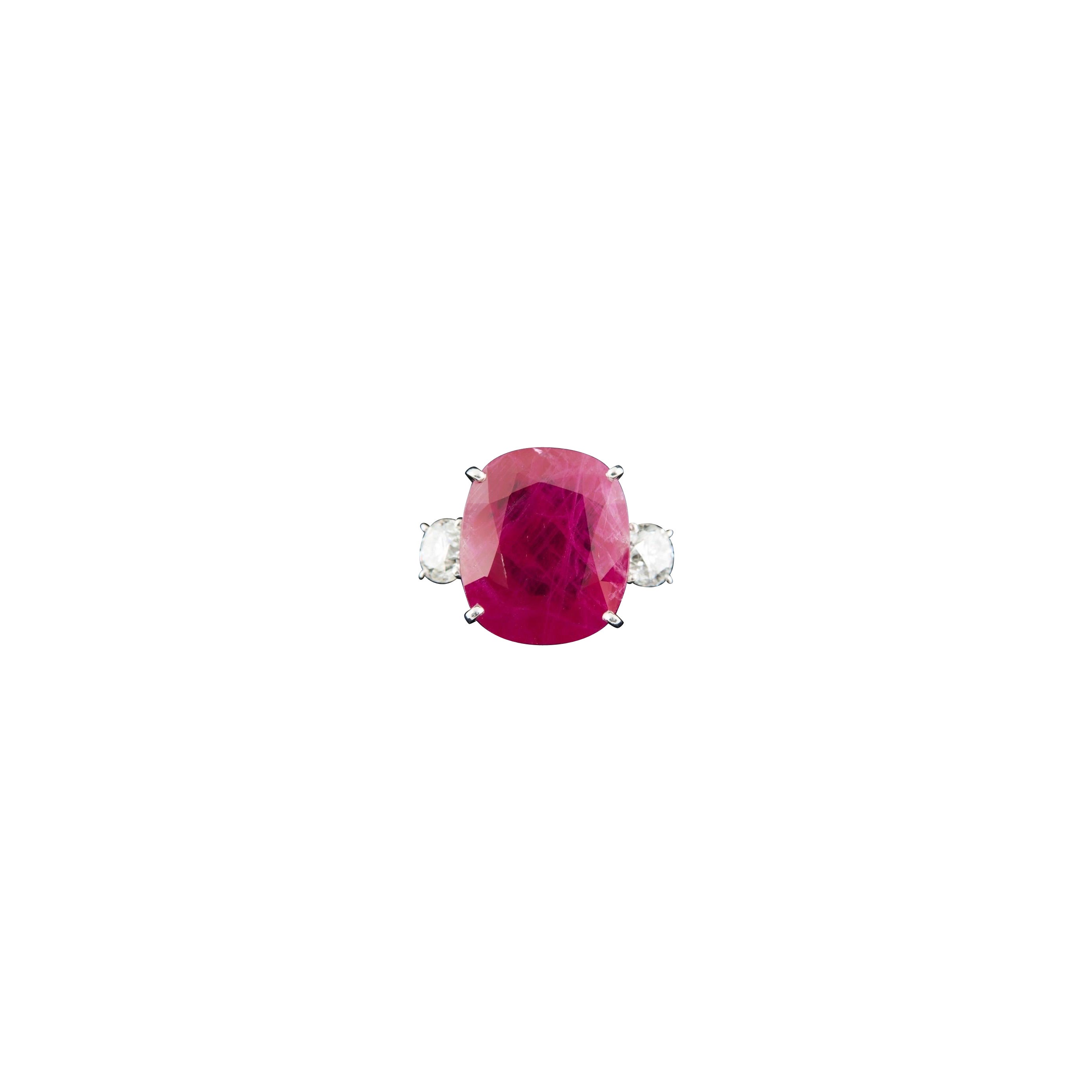 A Red Burmese Cushion Cut 15.93 Carat Ruby Set in a Platinum Gold Ring en venta