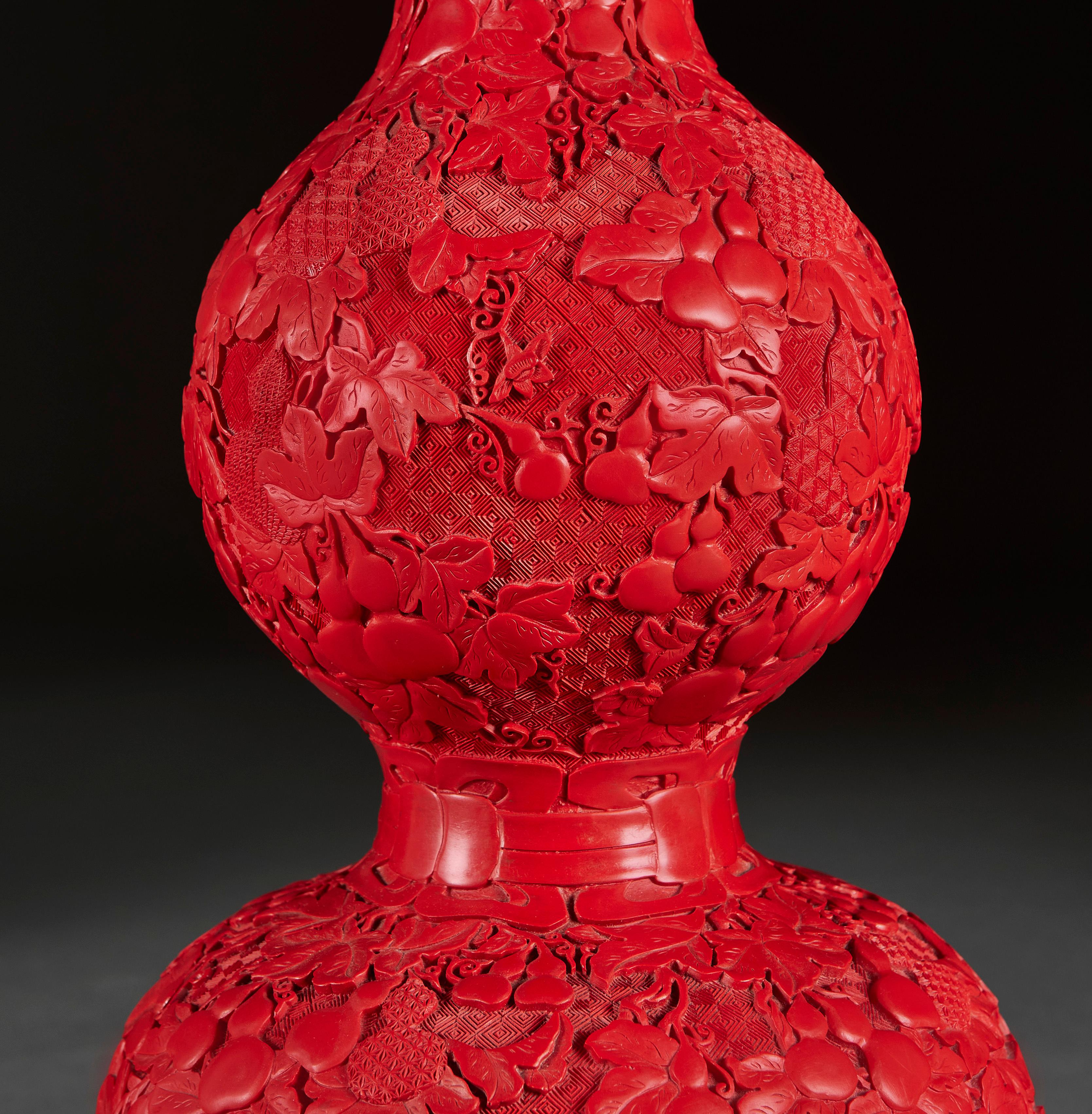 Red Cinnabar Lacquer Double Gourd Vase In Good Condition In London, GB