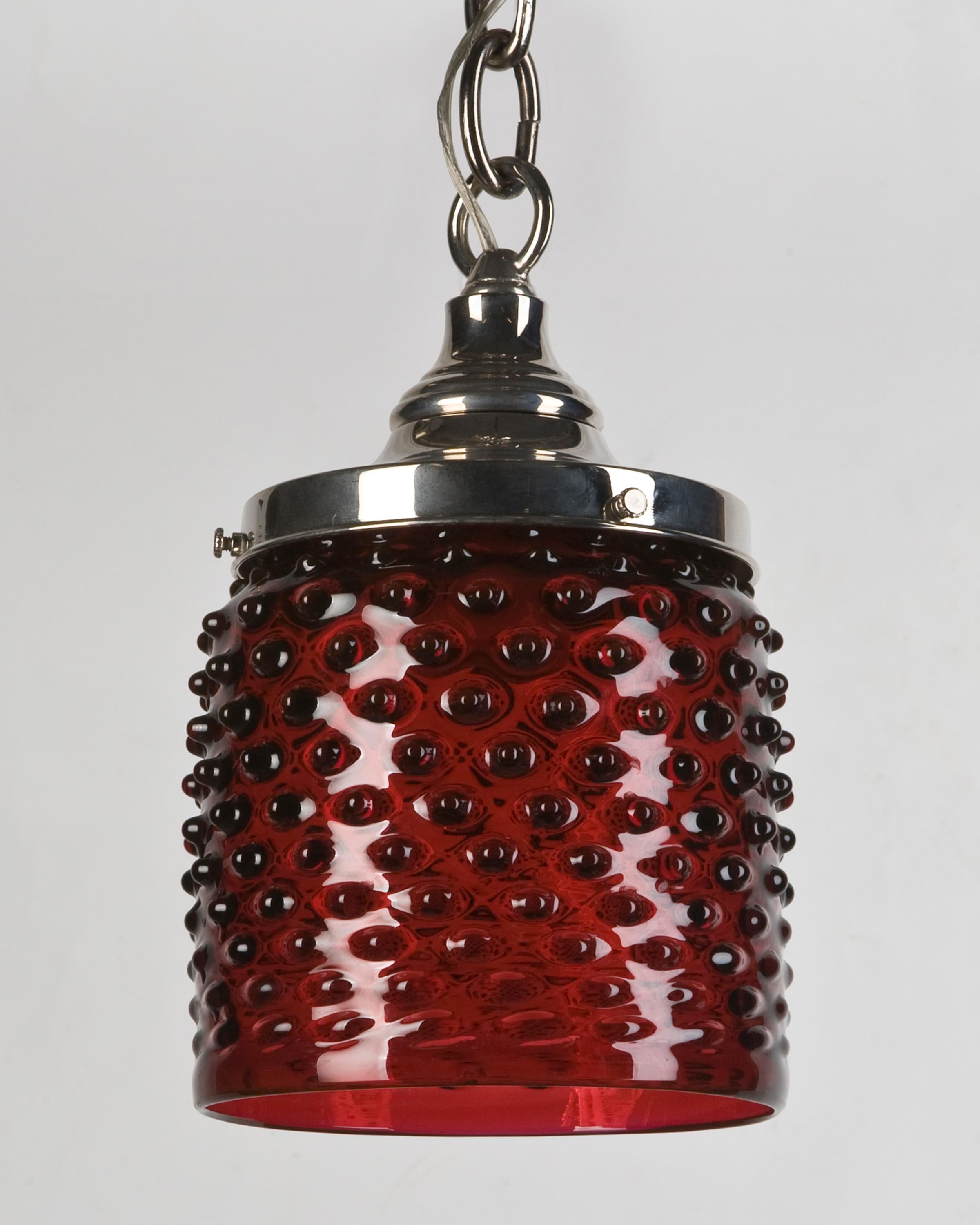 AHL3636
Ein roter, mundgeblasener, zylinderförmiger Anhänger aus Hobnail-Glas mit polierten Nickelbeschlägen. Aufgrund des antiken Charakters dieser Leuchte können einige Kerben oder Unvollkommenheiten im Glas vorhanden sein.

Abmessungen:
Aktuelle