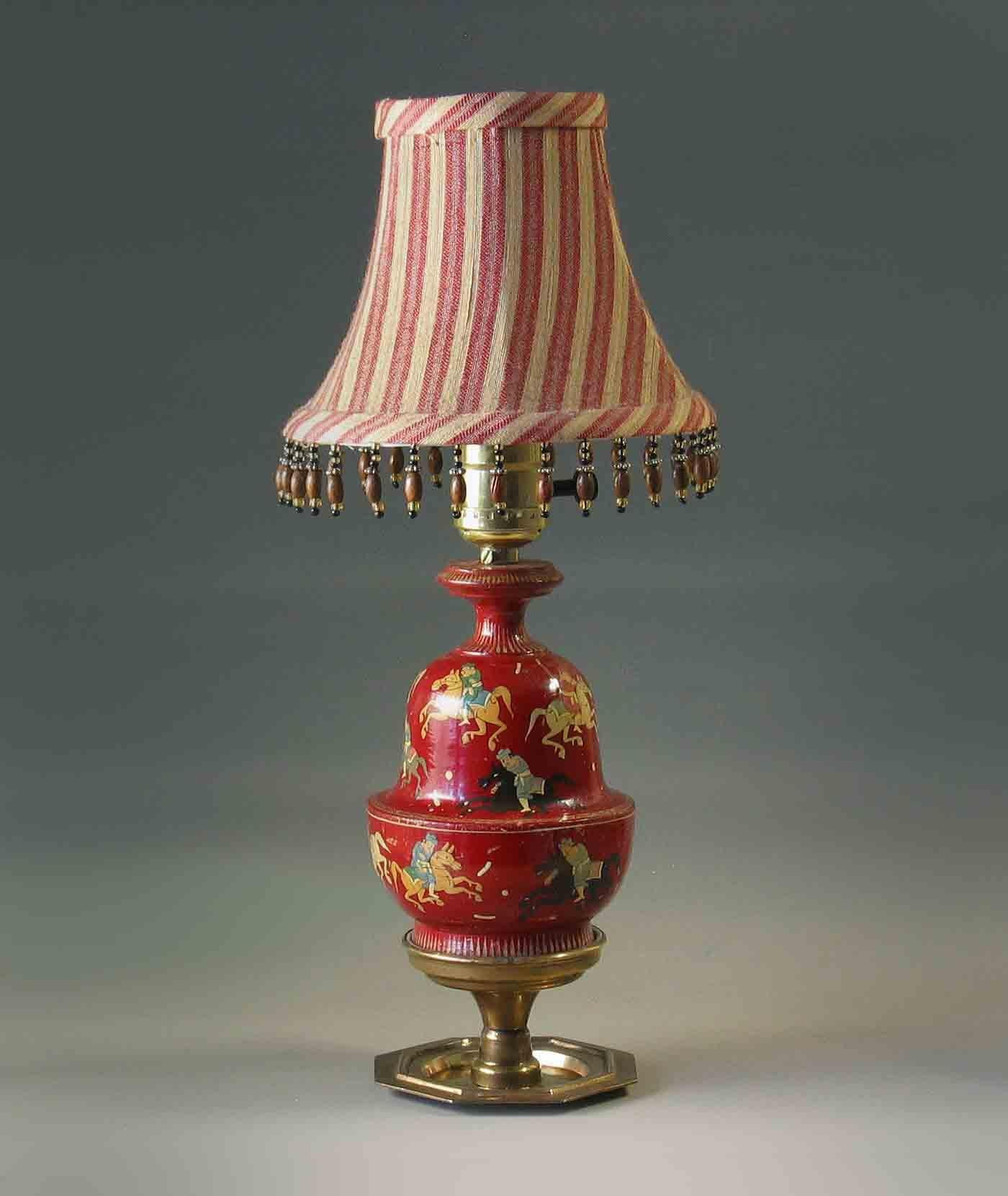 Rotlackierte Kaschmiri-Lampe auf einem Stand aus Messing, Indien, 20. im Angebot 2