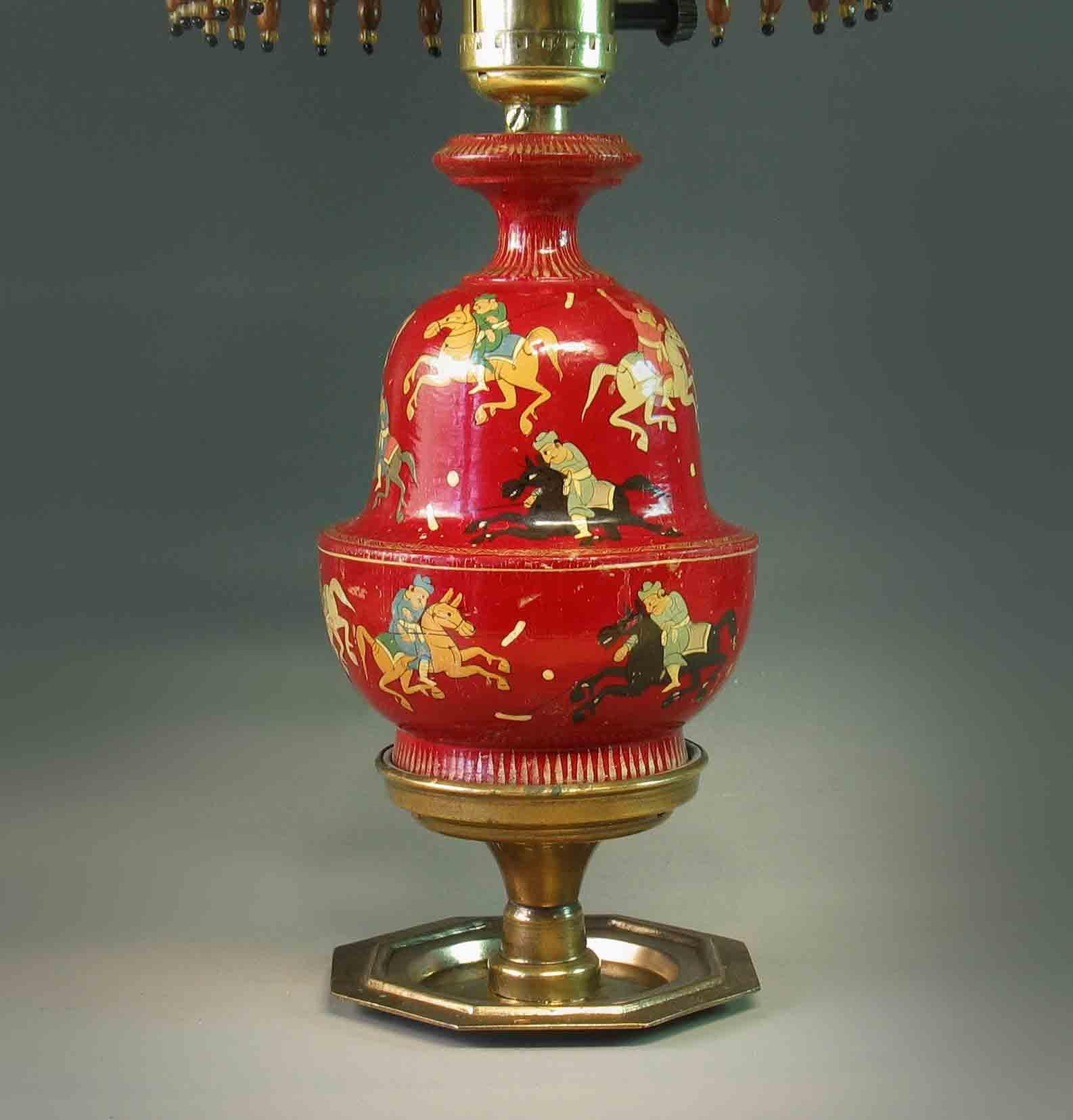 Autre Lampe cachemirienne en laque rouge montée sur un Stand en laiton, Inde, 20e siècle en vente
