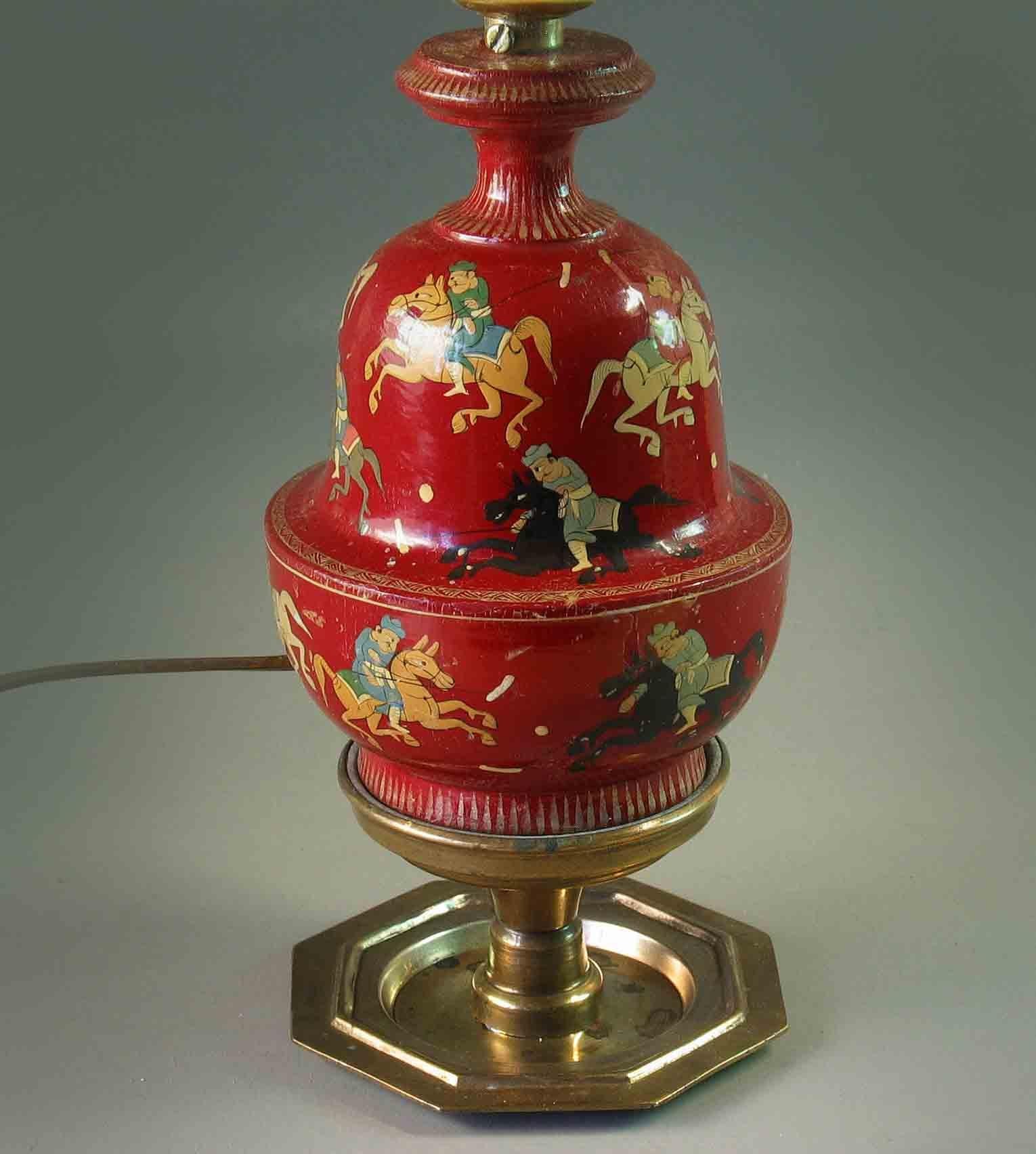 Indien Lampe cachemirienne en laque rouge montée sur un Stand en laiton, Inde, 20e siècle en vente