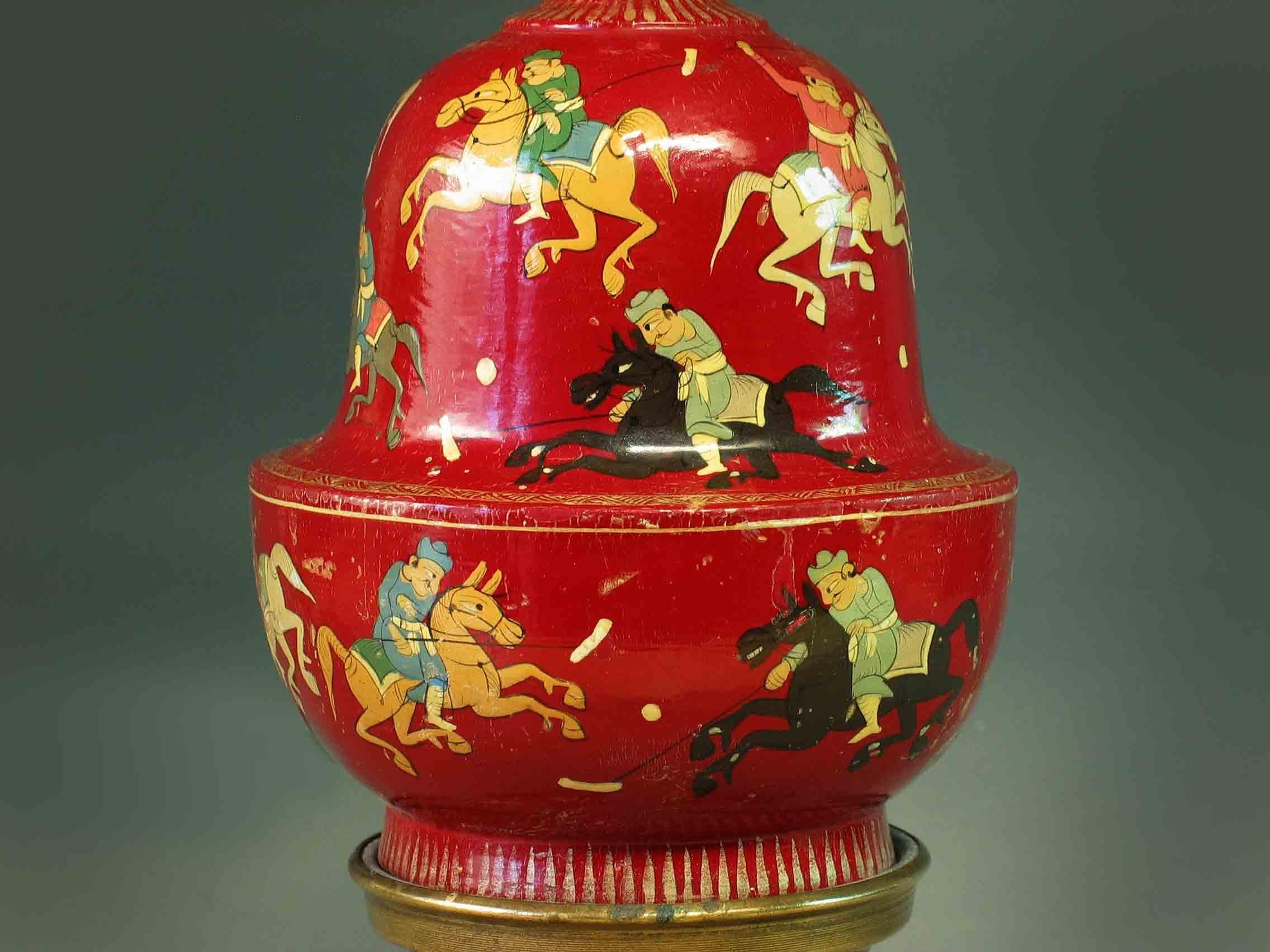 Polychromé Lampe cachemirienne en laque rouge montée sur un Stand en laiton, Inde, 20e siècle en vente
