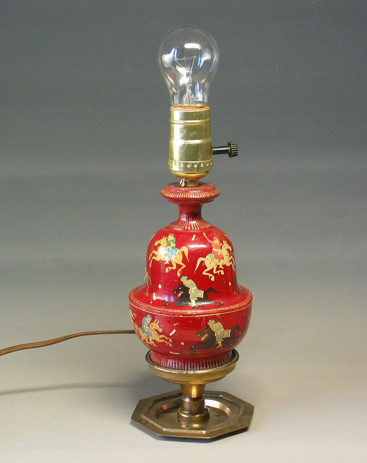 Rotlackierte Kaschmiri-Lampe auf einem Stand aus Messing, Indien, 20. im Zustand „Gut“ im Angebot in Ottawa, Ontario