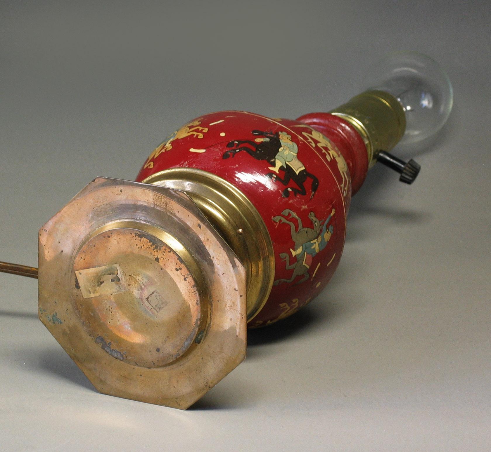 20ième siècle Lampe cachemirienne en laque rouge montée sur un Stand en laiton, Inde, 20e siècle en vente