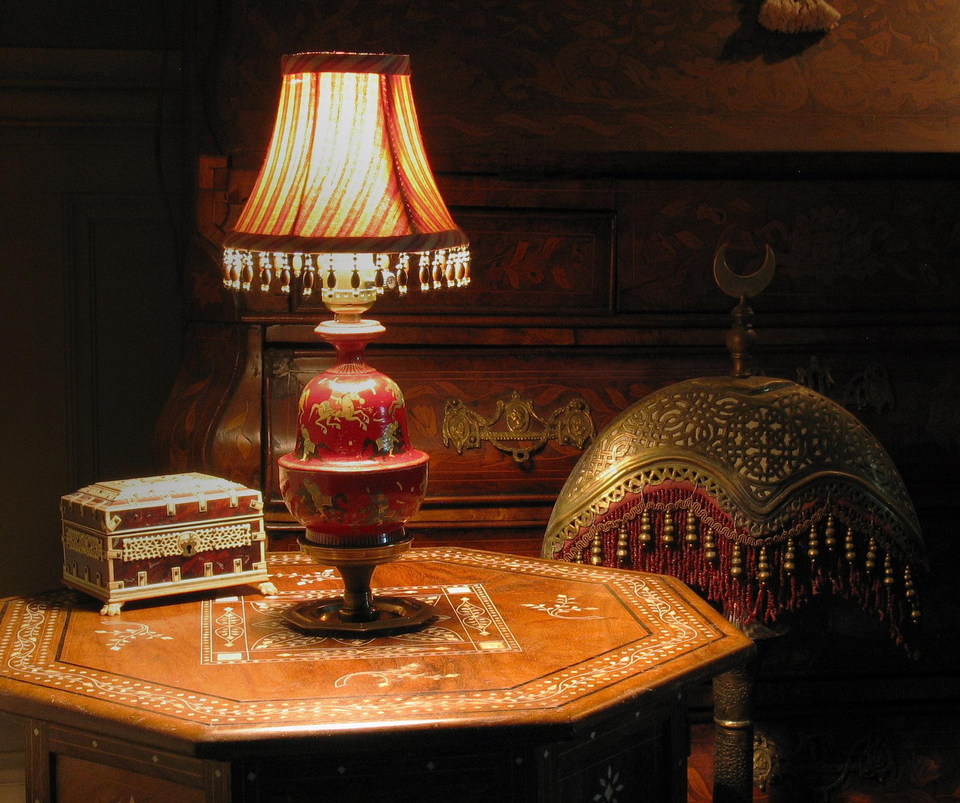 Bois Lampe cachemirienne en laque rouge montée sur un Stand en laiton, Inde, 20e siècle en vente