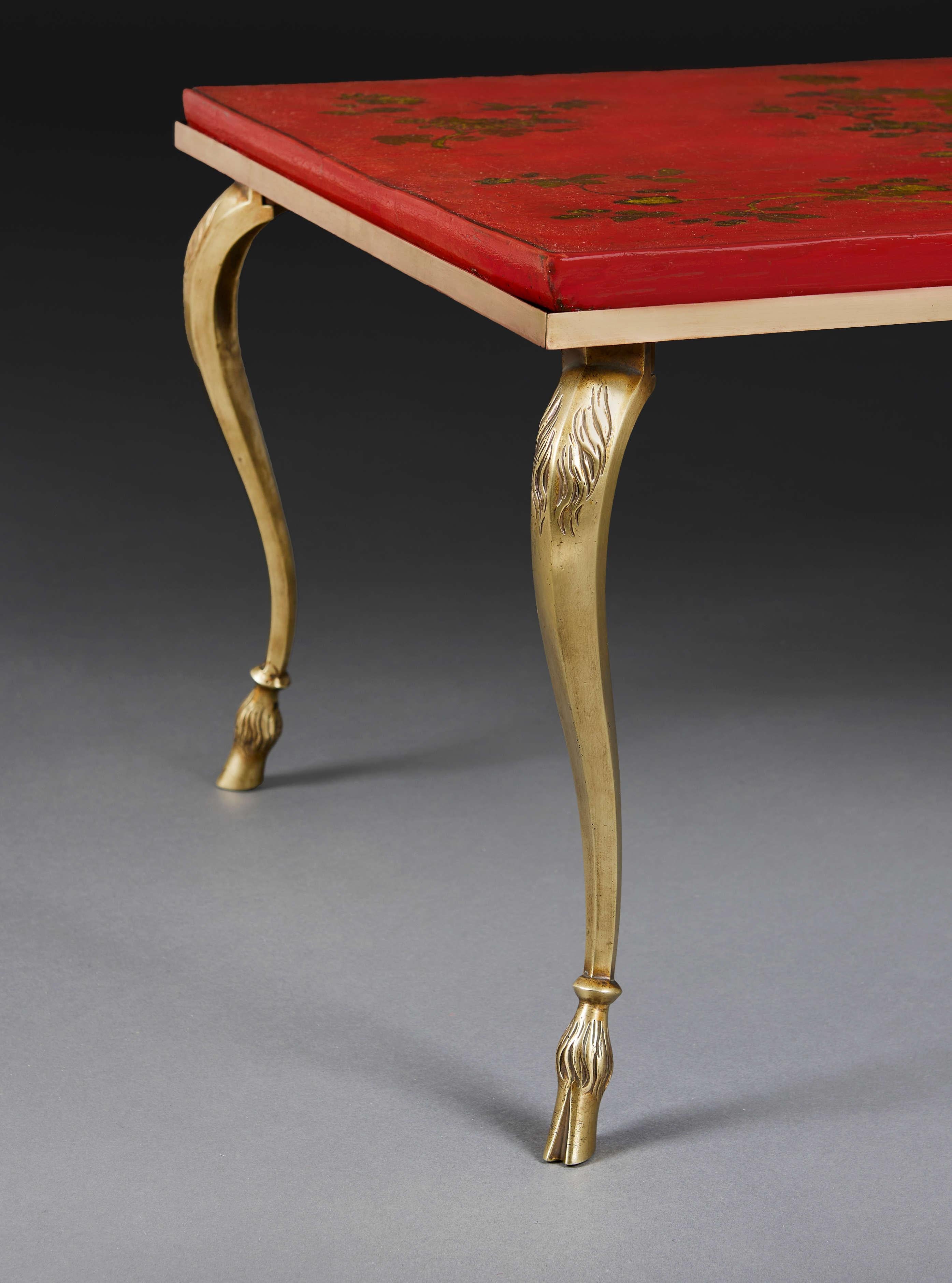 Français Table basse en laque rouge à la manière de la Maison Bagues en vente
