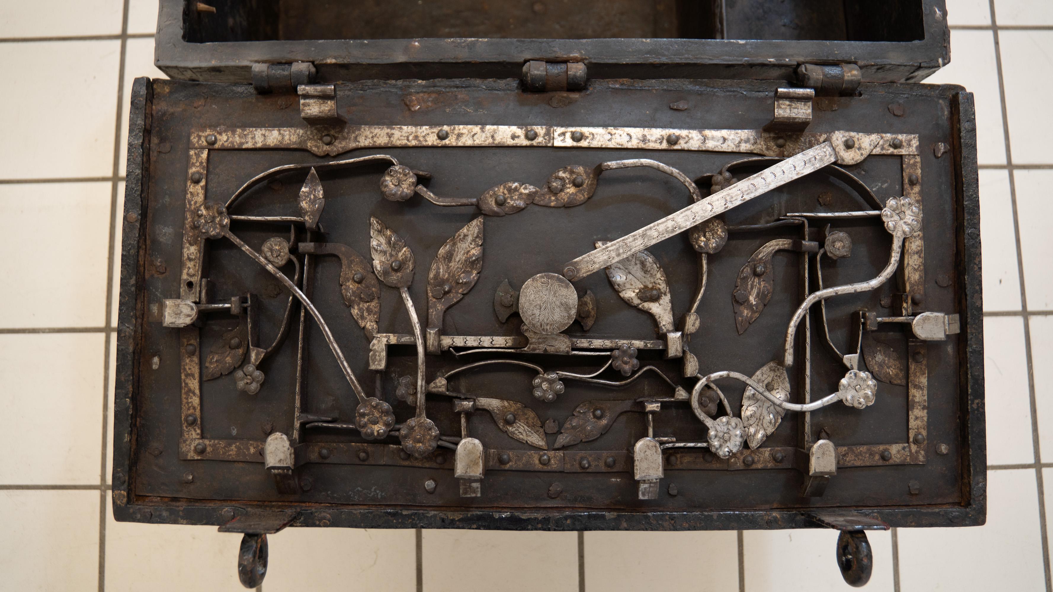 Un forziere in ferro battuto 