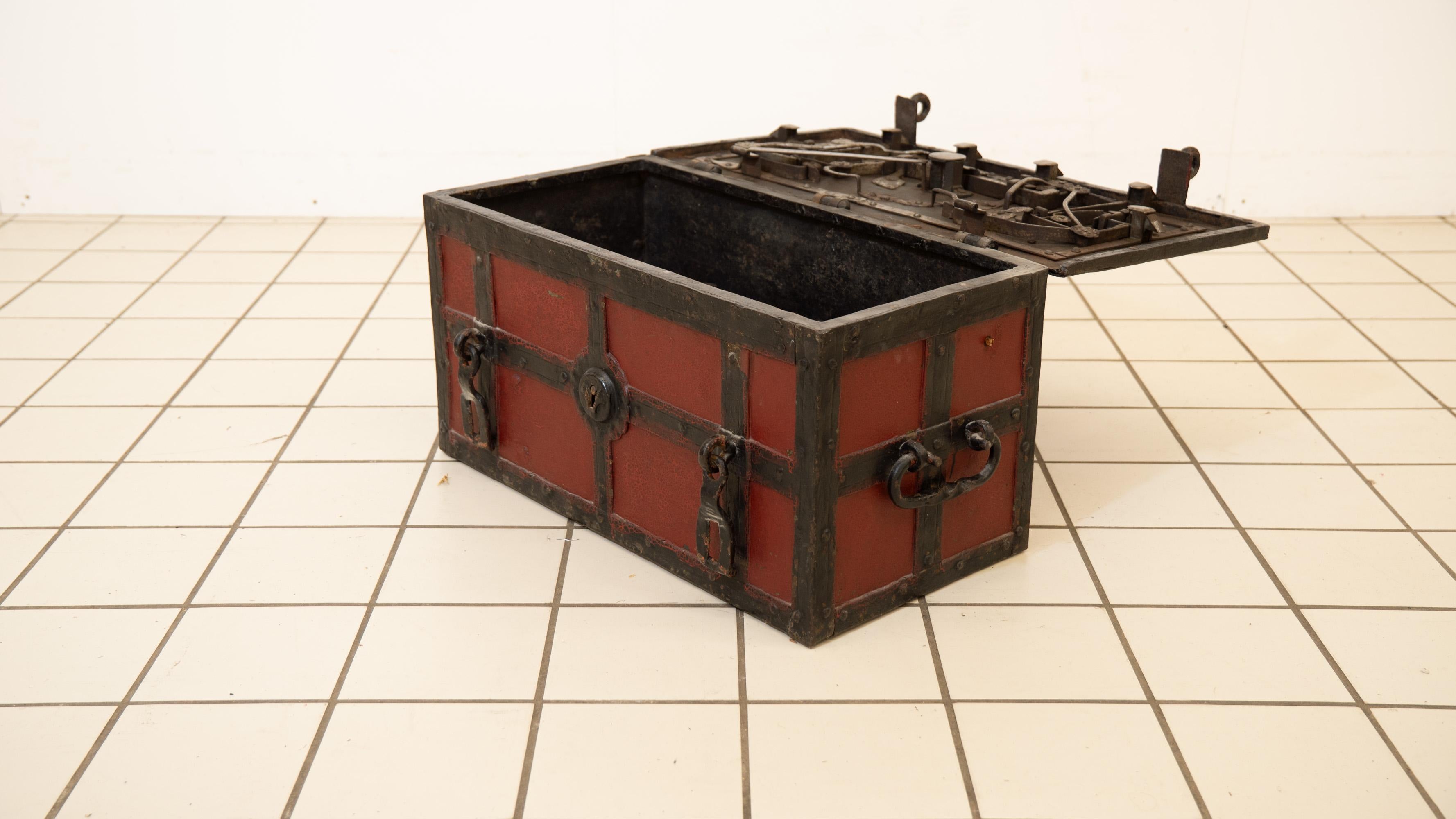 Un forziere in ferro battuto 