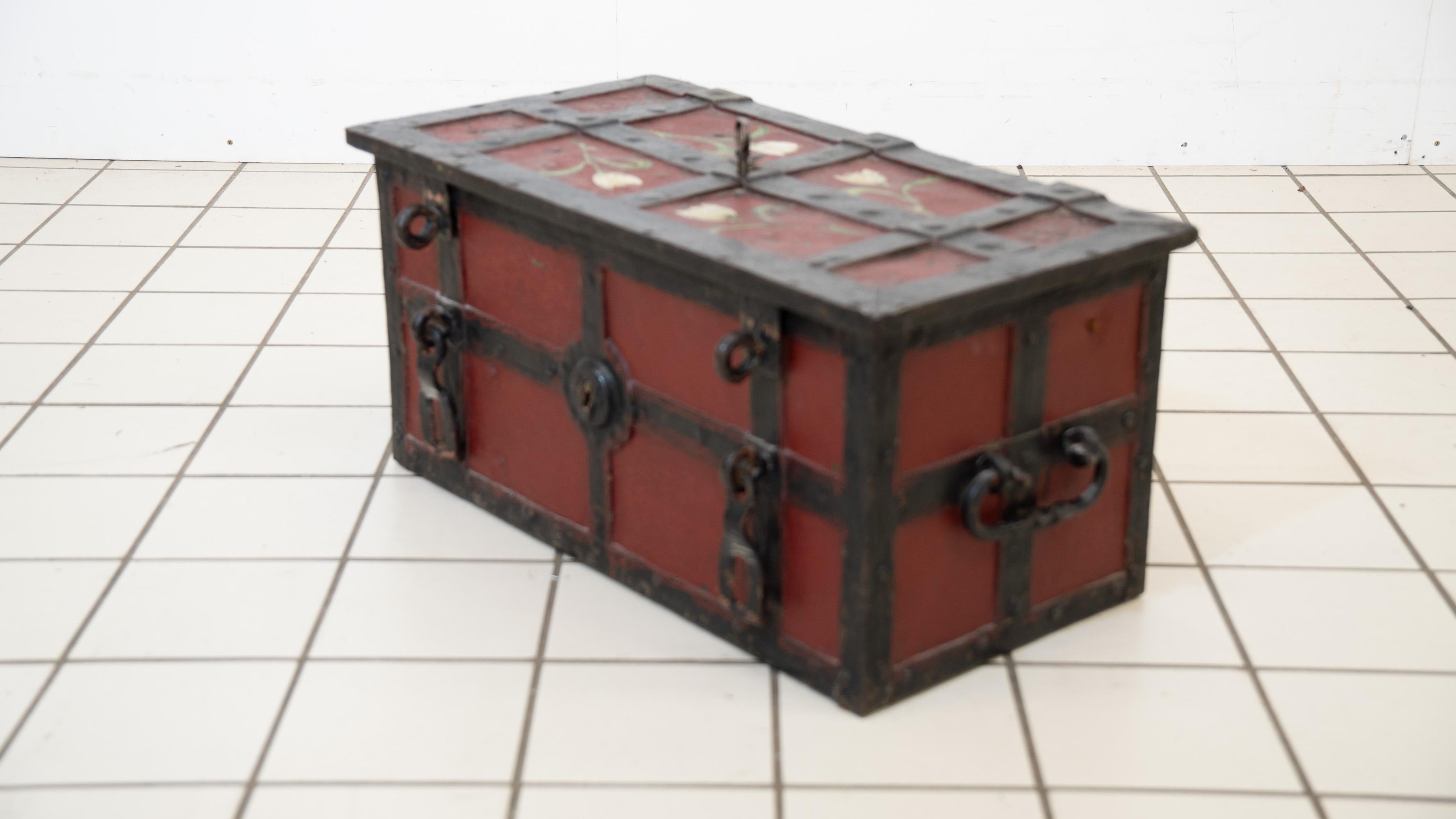 Metallo Un forziere in ferro battuto 