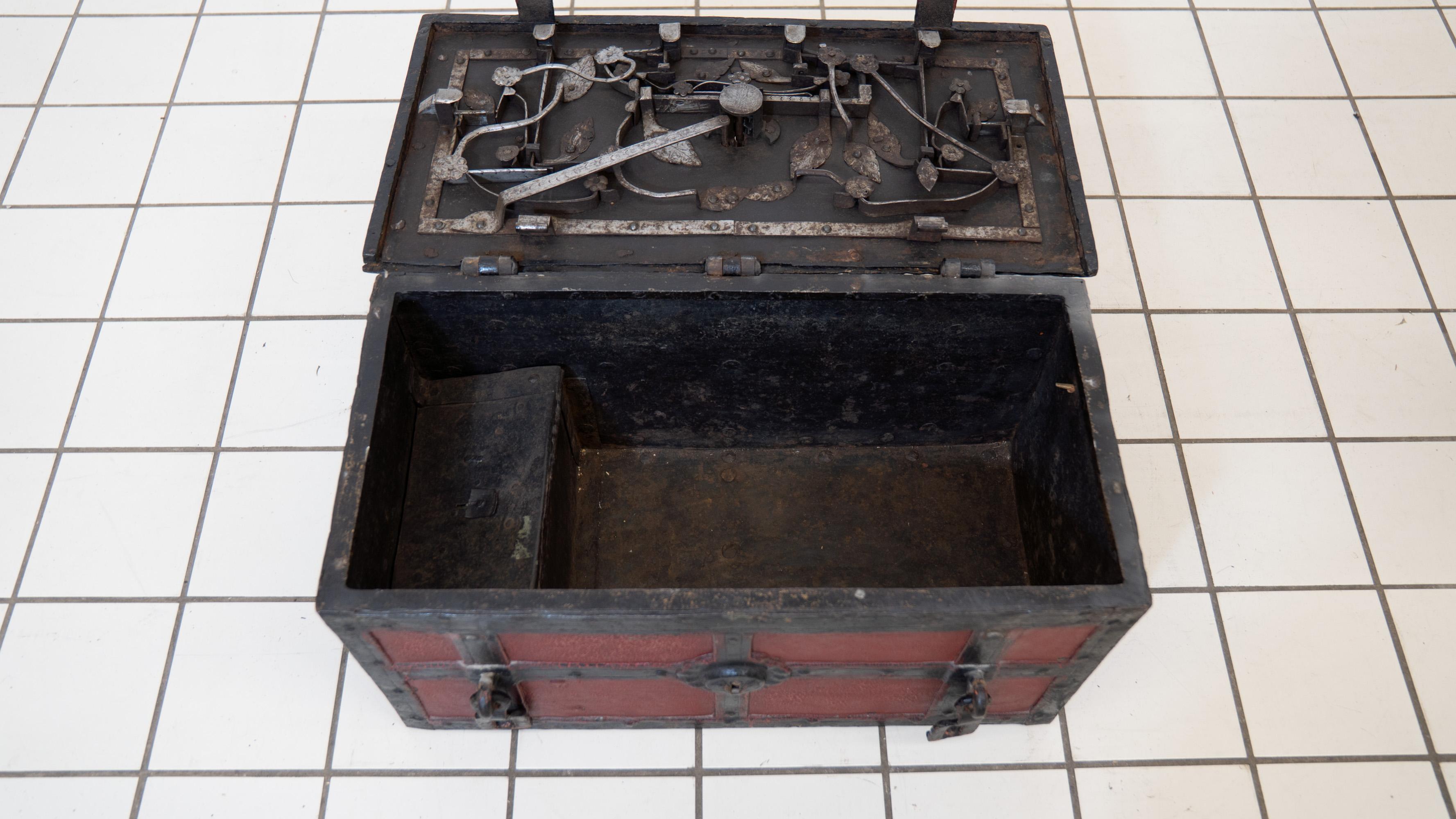 Un forziere in ferro battuto 