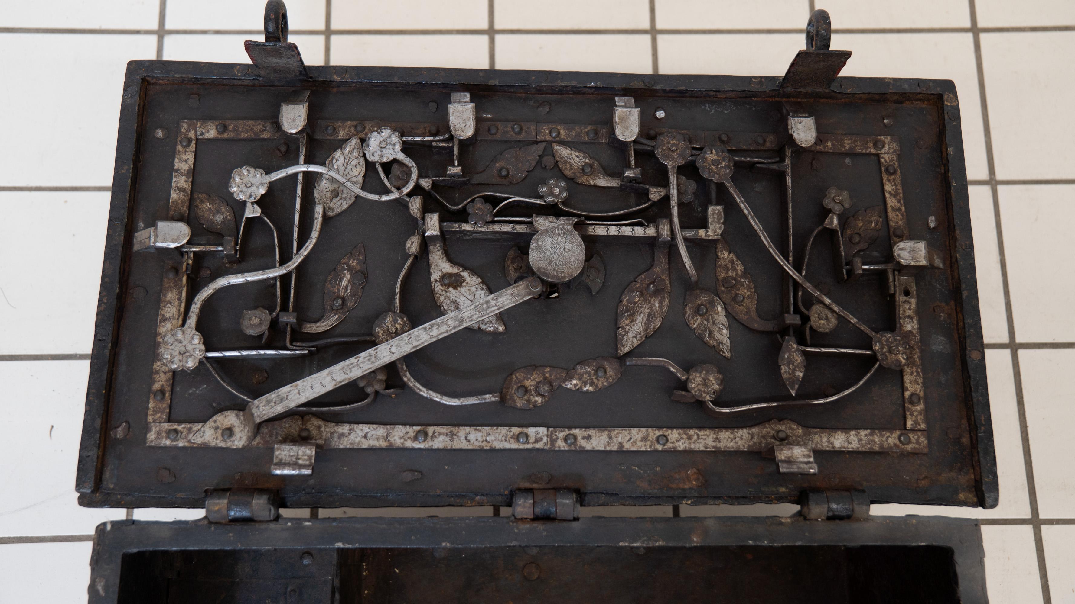 Un forziere in ferro battuto 