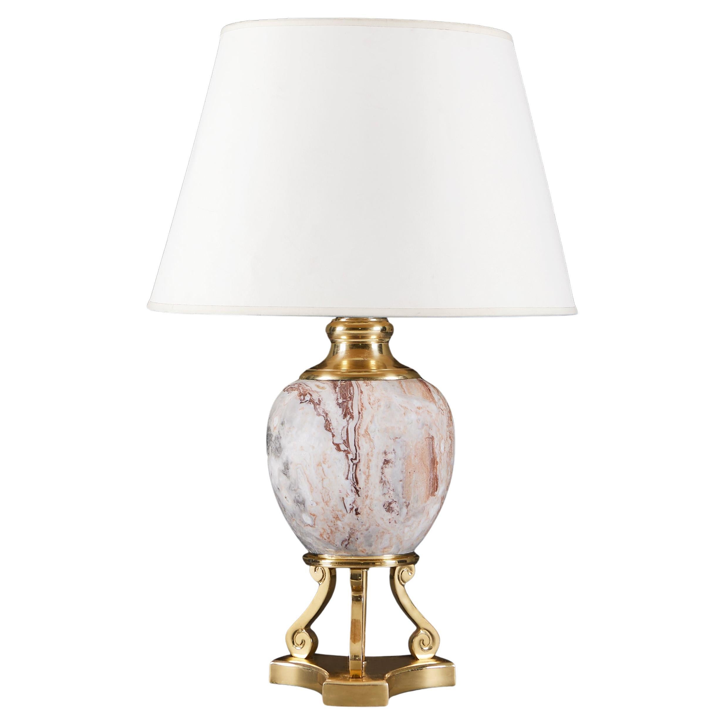 Lampe de table en marbre rouge et laiton à la manière de la Maison Charles