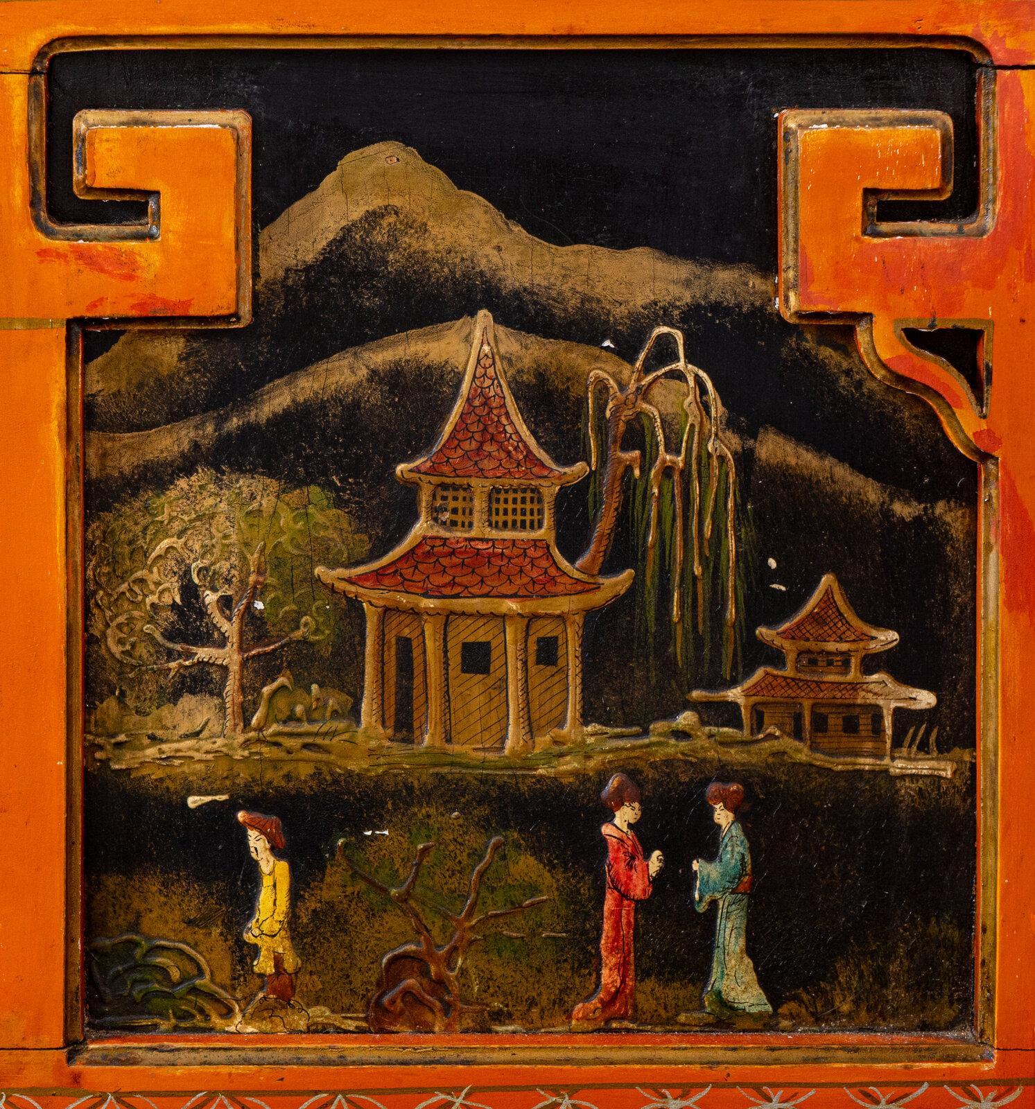Sconosciuto Un divano Chinoiserie dipinto di rosso in vendita