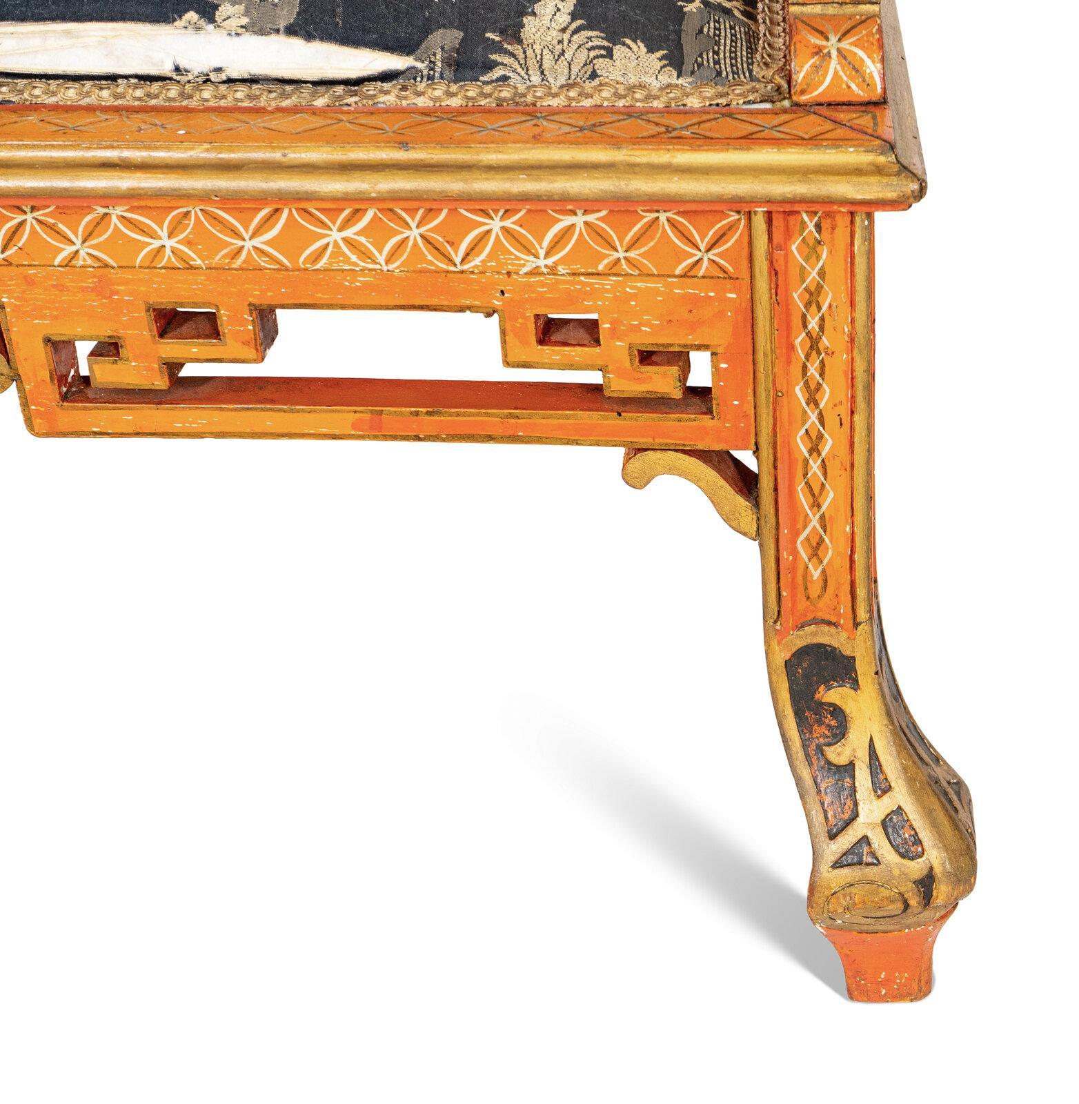 Un divano Chinoiserie dipinto di rosso In condizioni buone in vendita a New York, NY